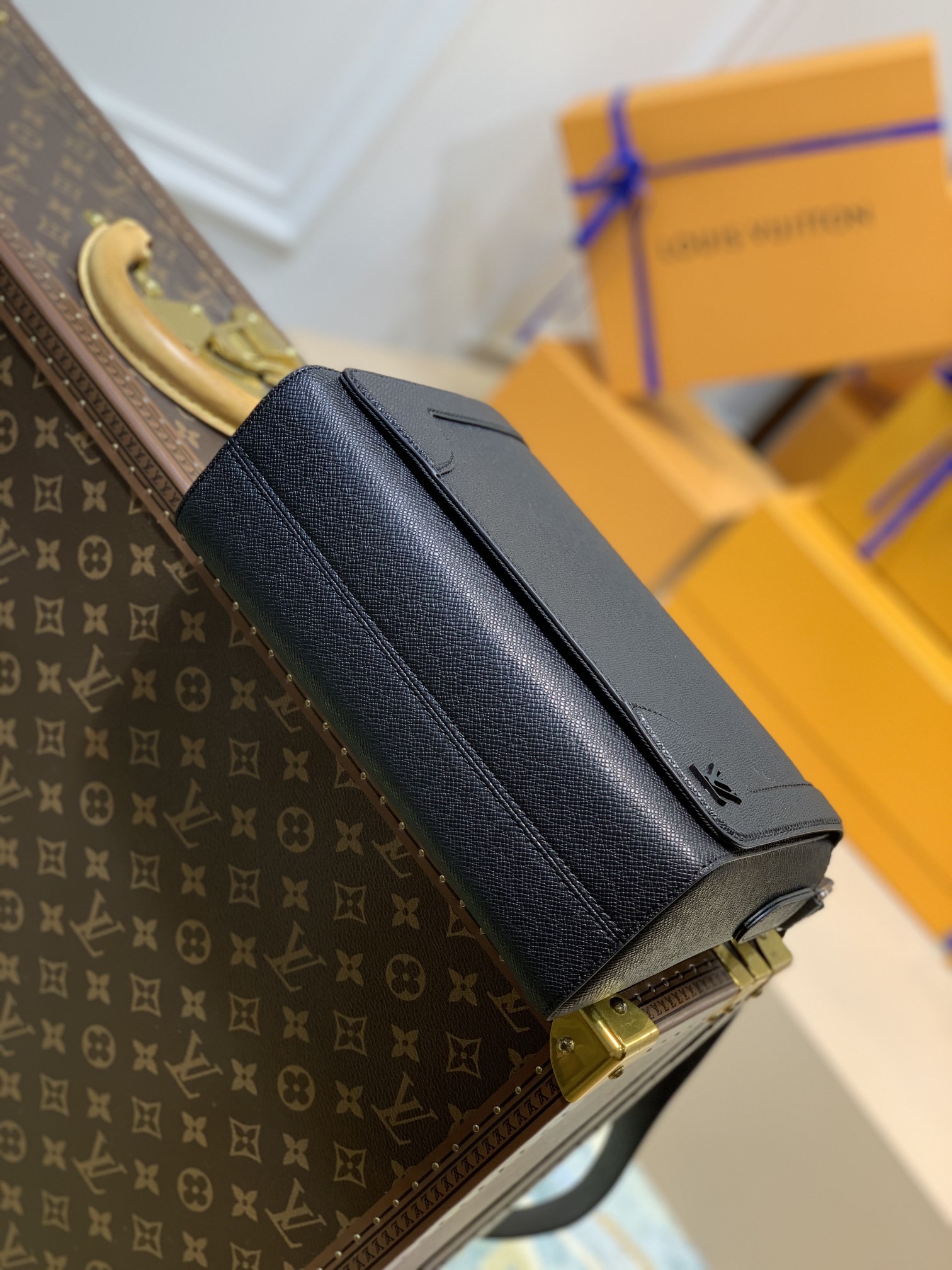 l**is V*t*n new flap bag-m30807-28.3 x 18.3 x 4.3cm