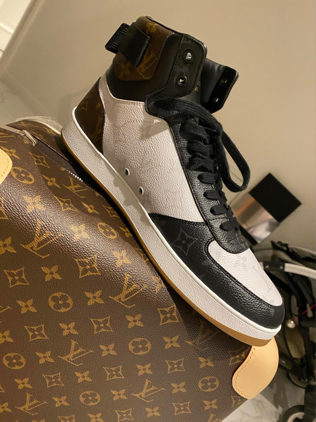 l**is V*t*n boombox sports boots