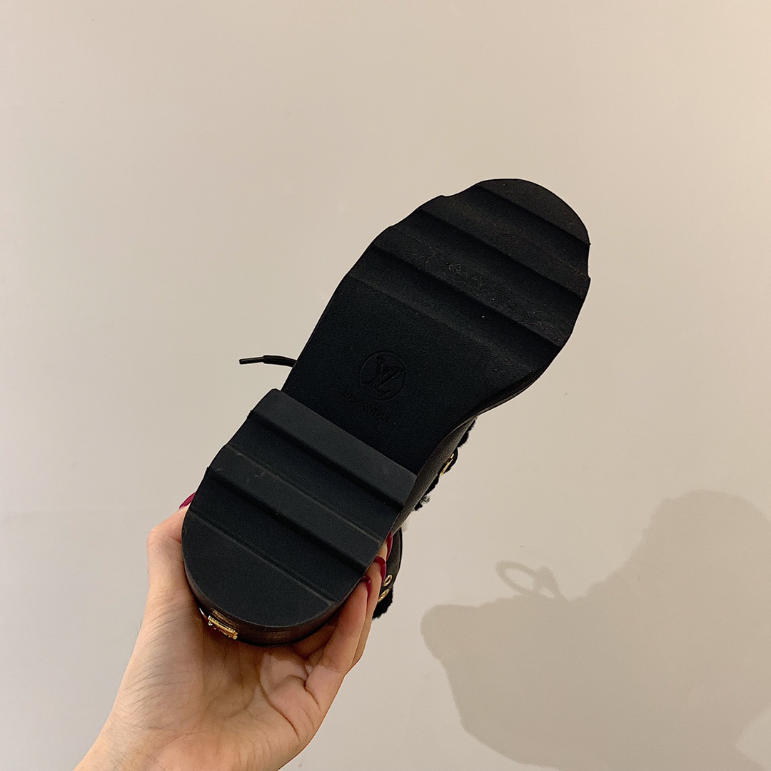 l**is V*t*n boots
