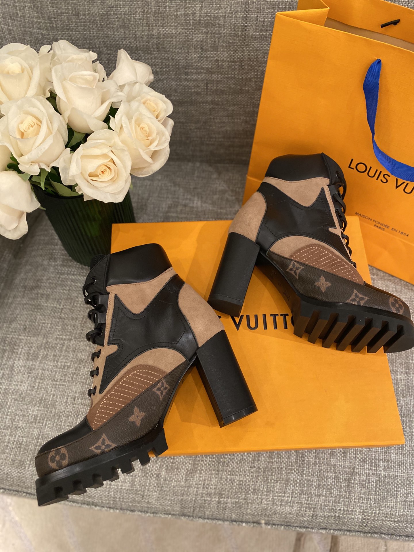 l**is V*t*n boots