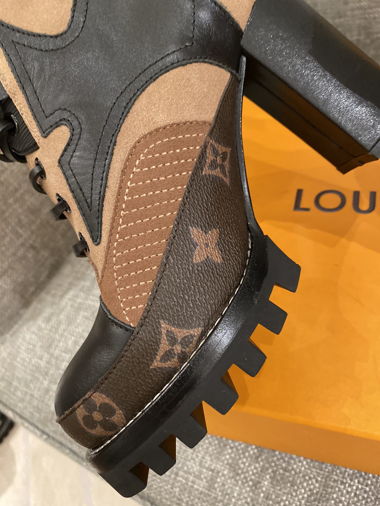 l**is V*t*n boots