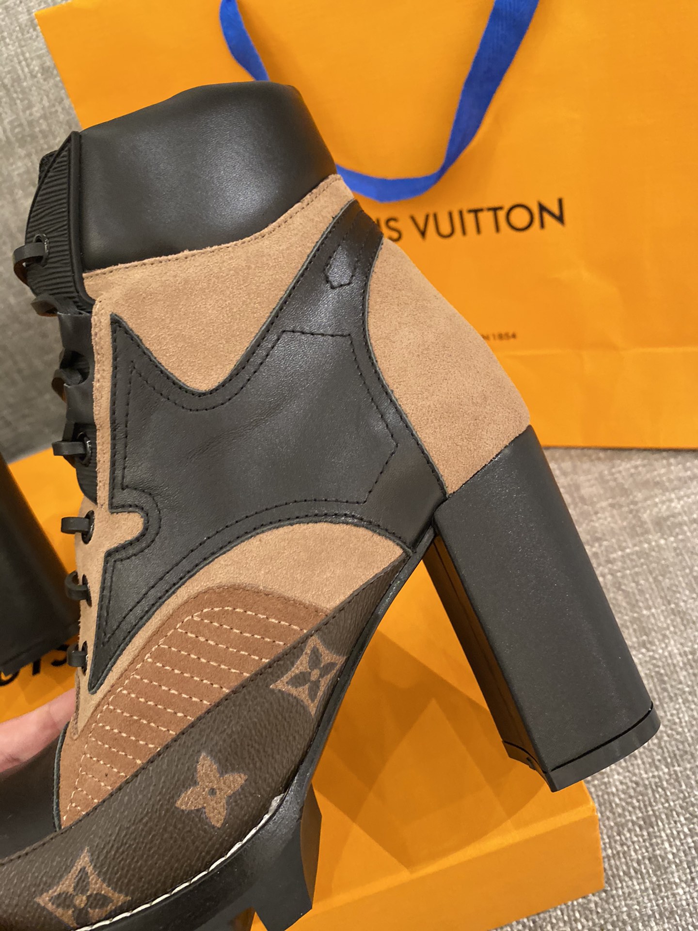 l**is V*t*n boots