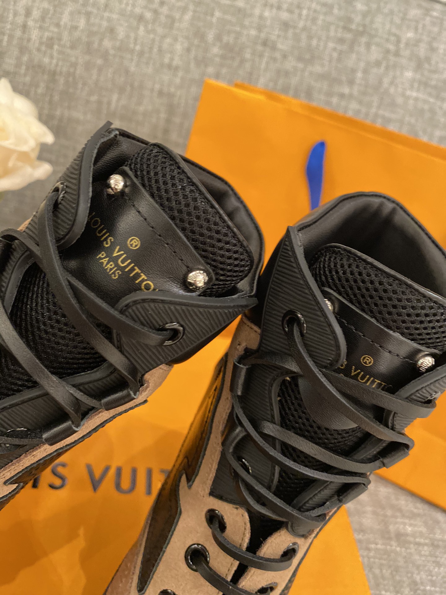 l**is V*t*n boots