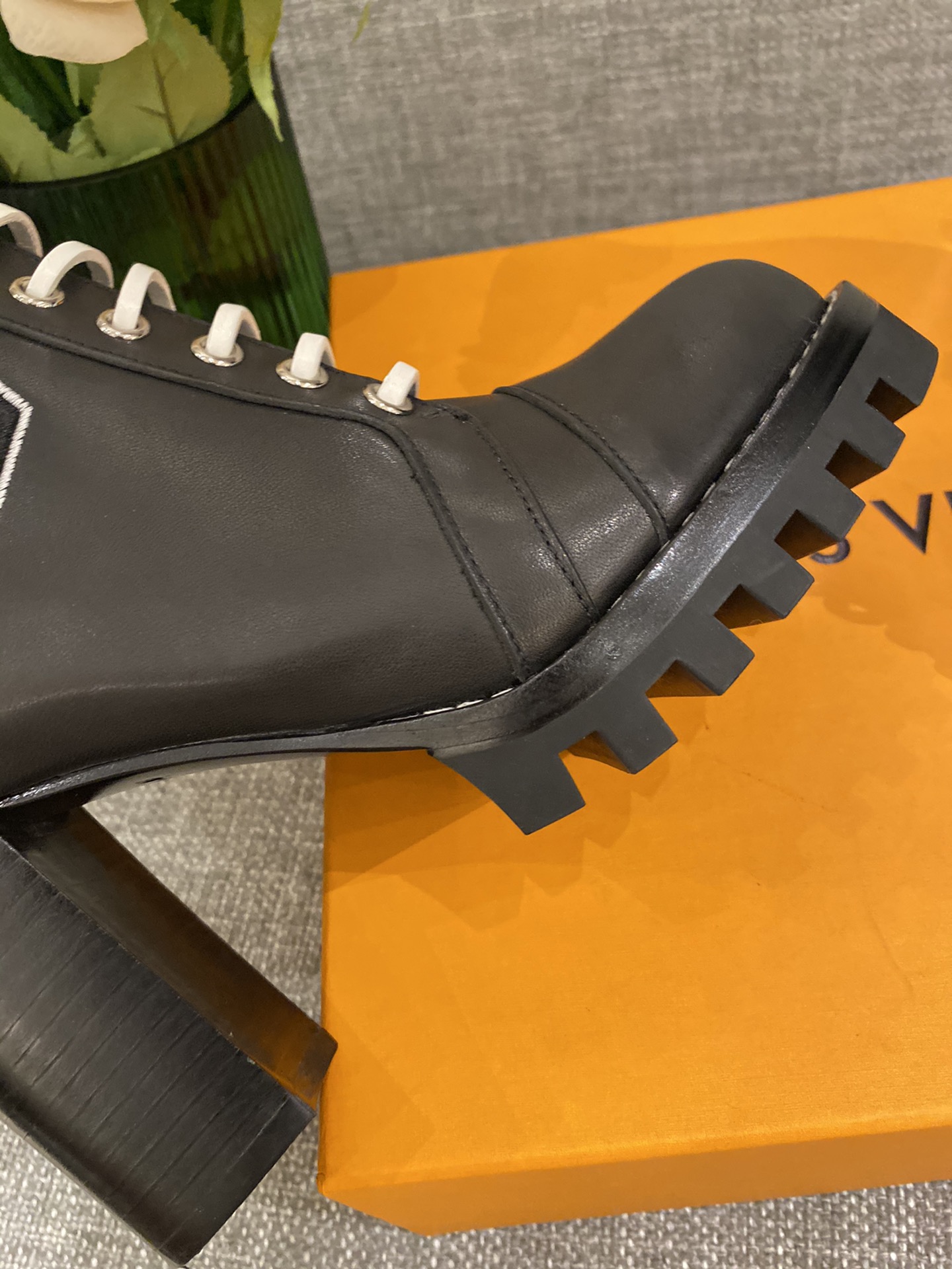 l**is V*t*n boots