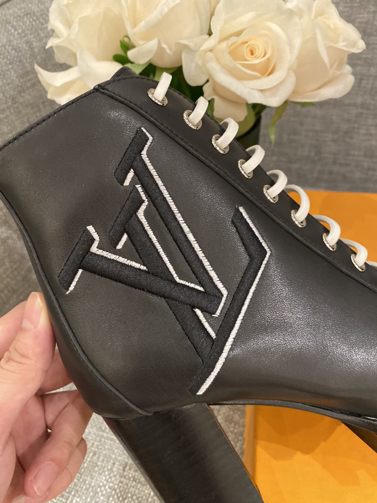 l**is V*t*n boots