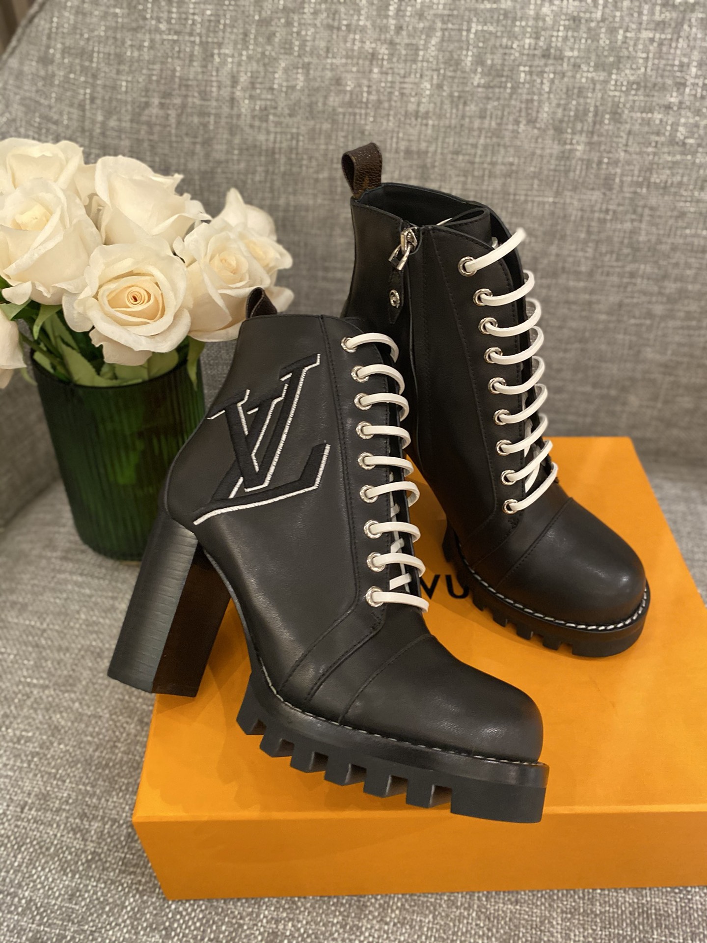 l**is V*t*n boots
