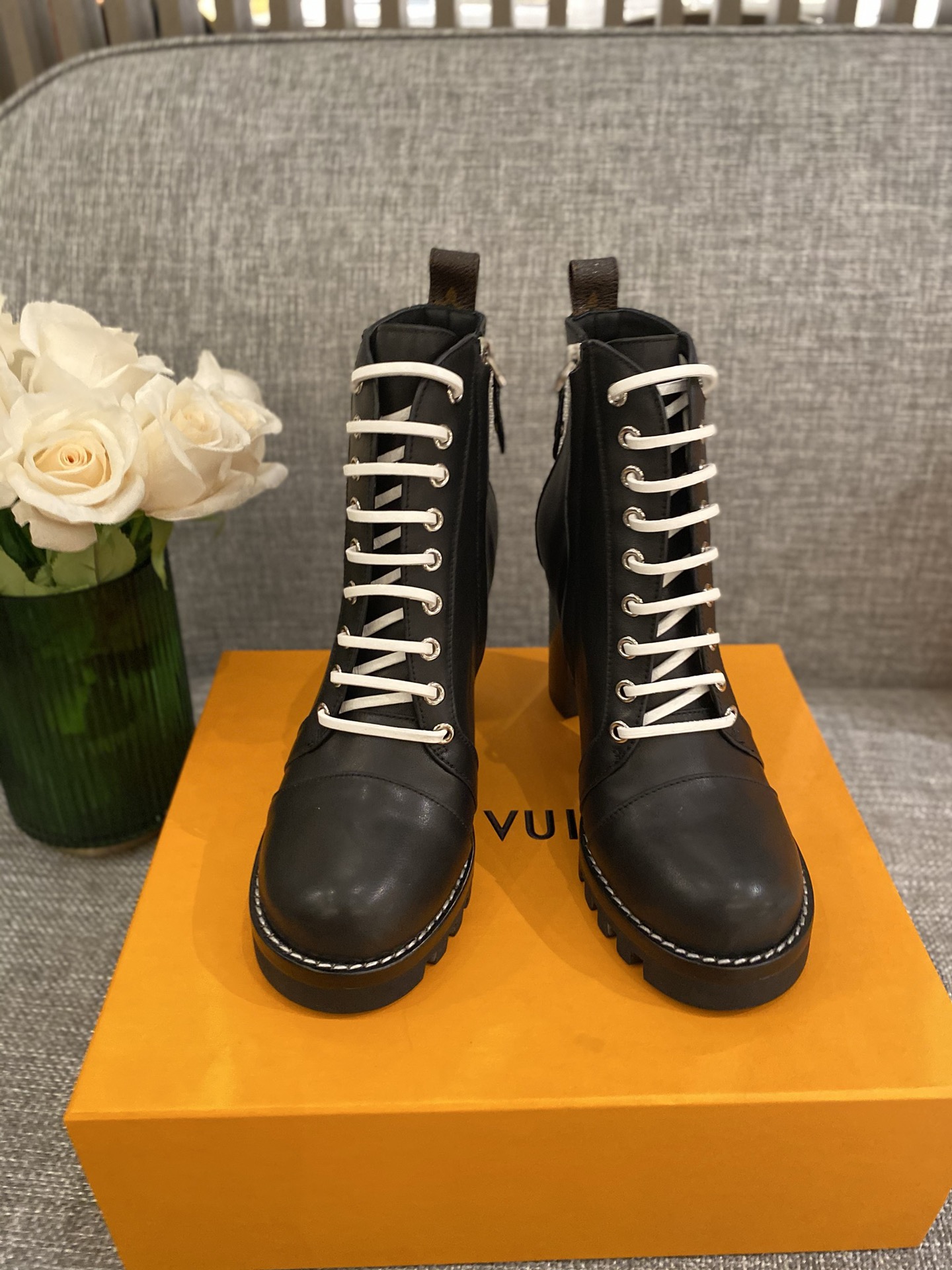 l**is V*t*n boots