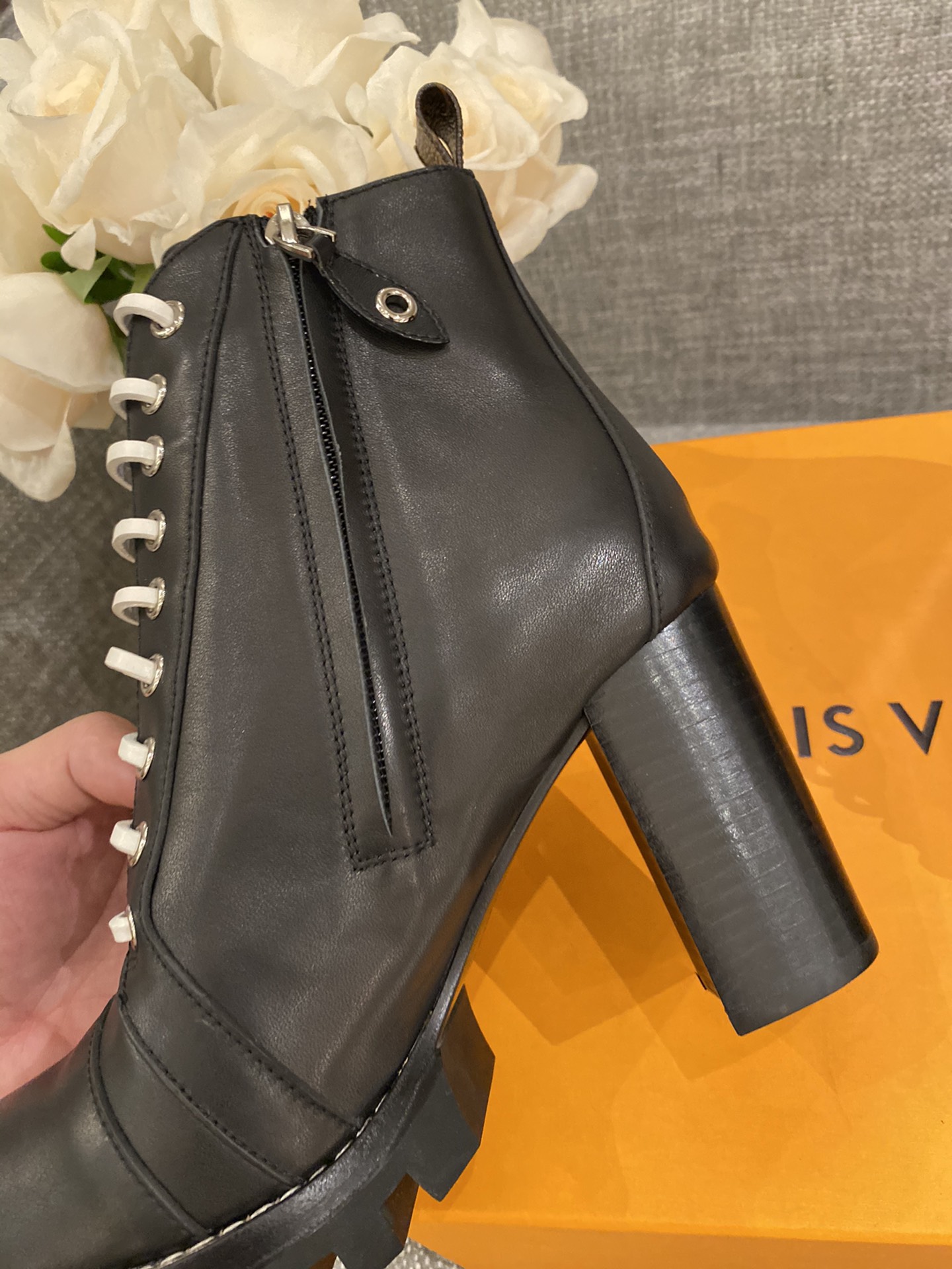 l**is V*t*n boots