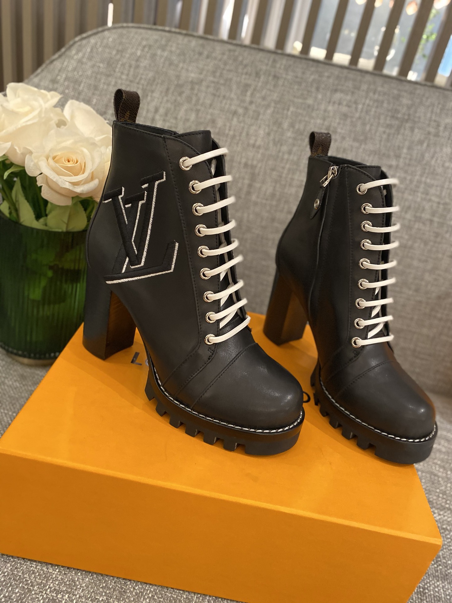 l**is V*t*n boots