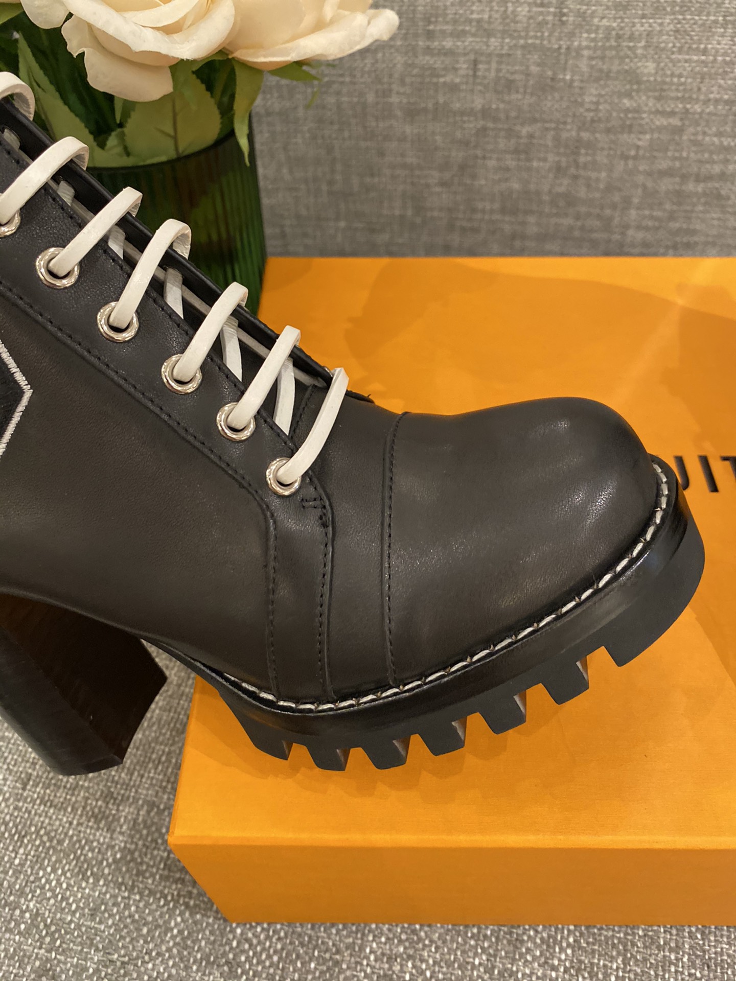 l**is V*t*n boots