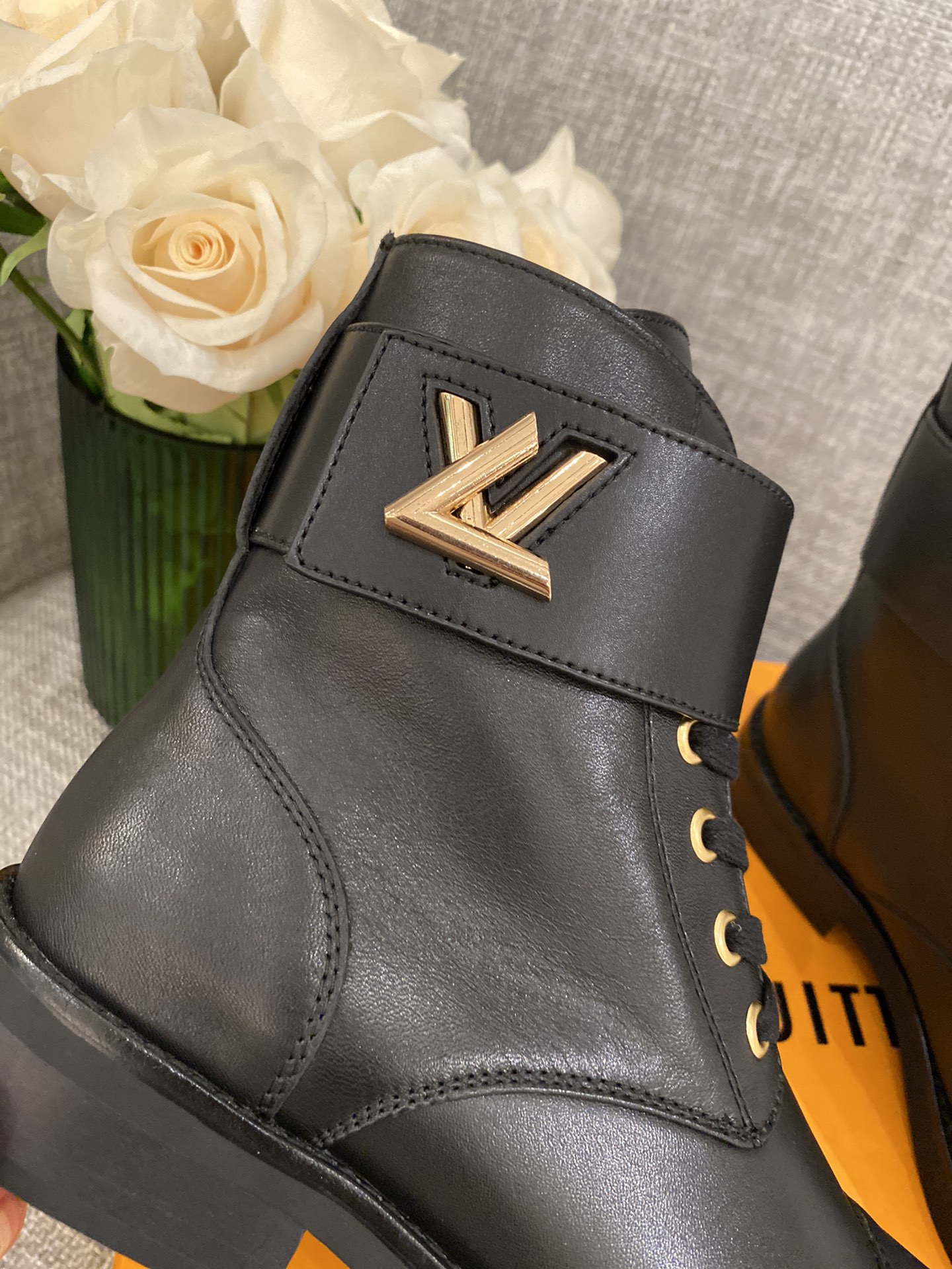 l**is V*t*n boots