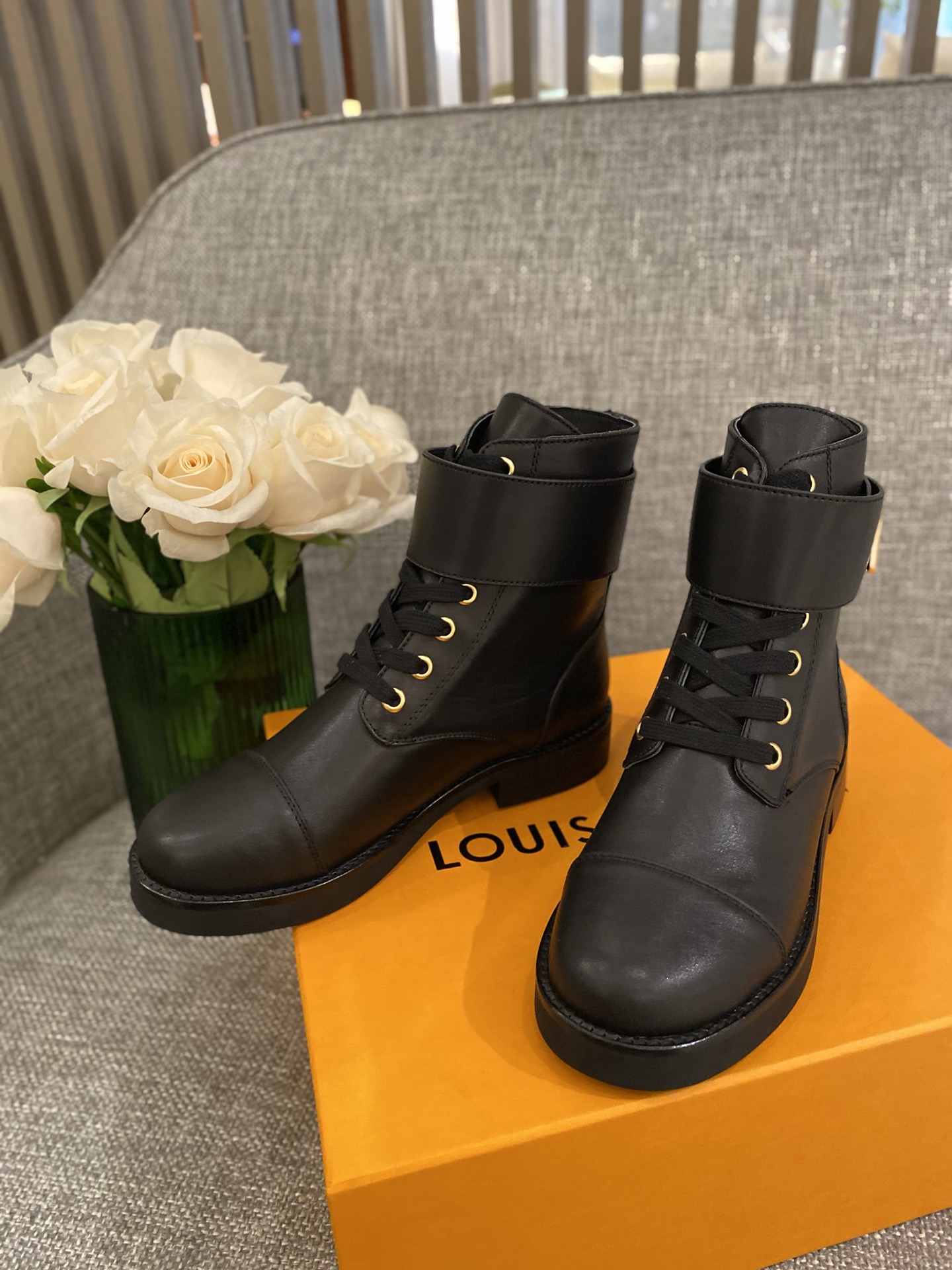 l**is V*t*n boots