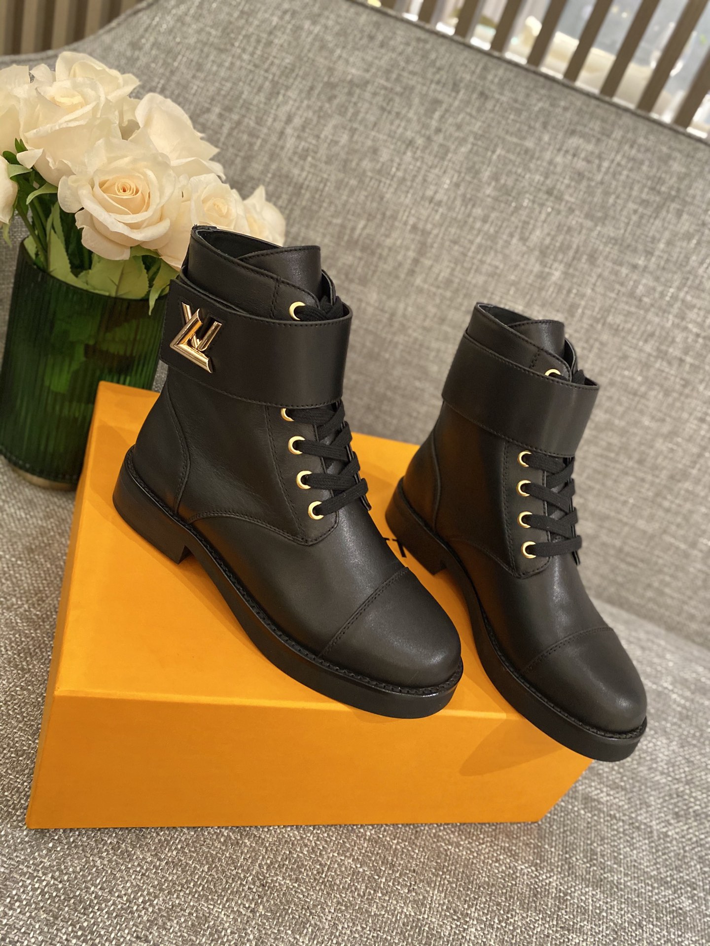 l**is V*t*n boots