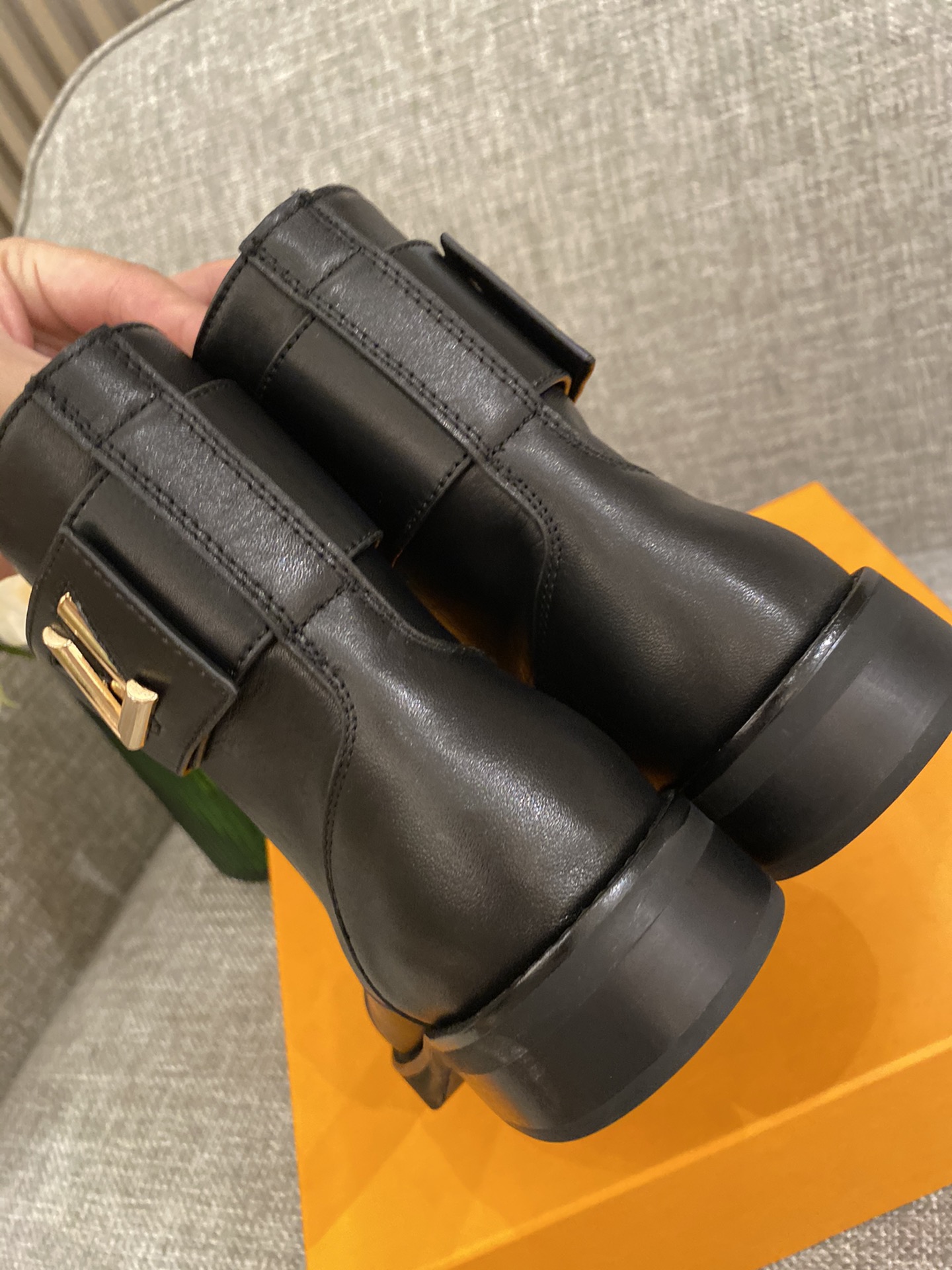 l**is V*t*n boots