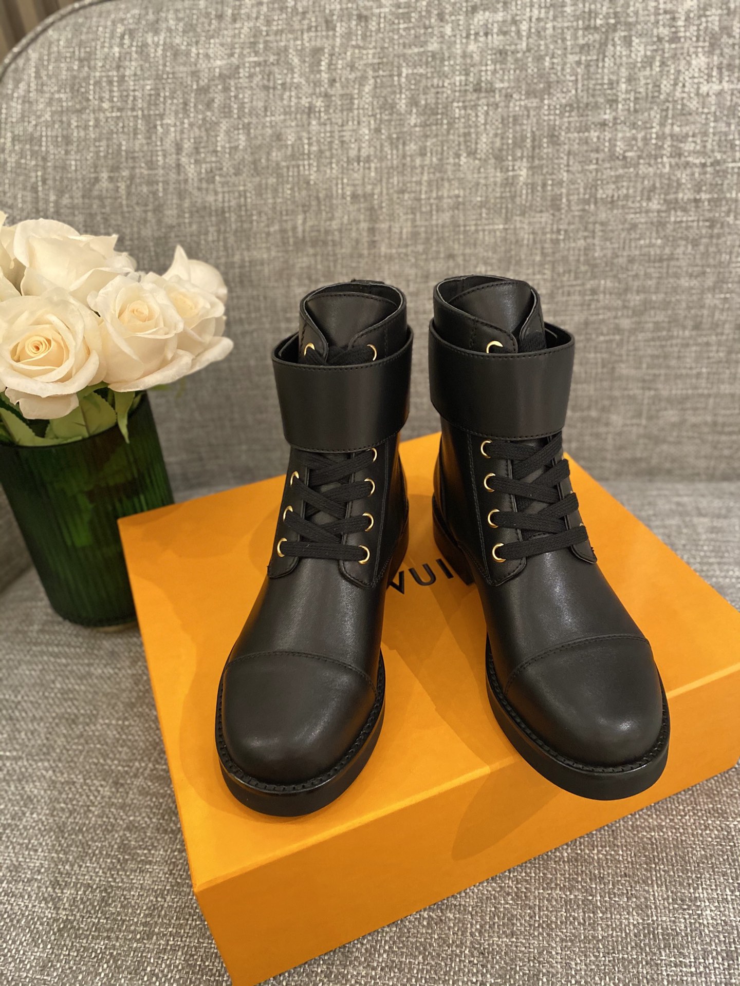 l**is V*t*n boots