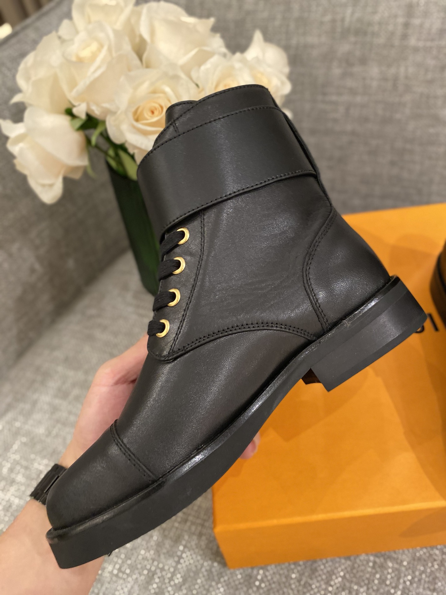 l**is V*t*n boots
