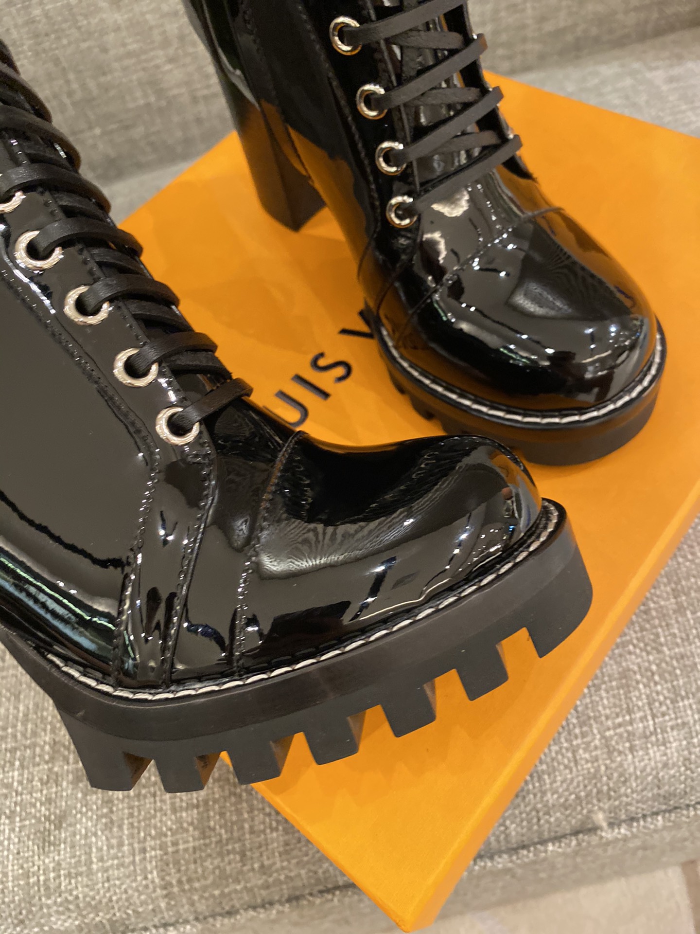 l**is V*t*n boots