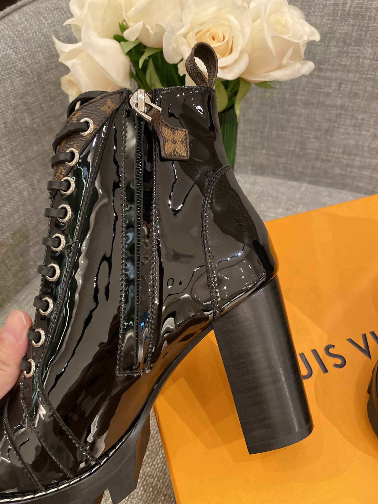 l**is V*t*n boots