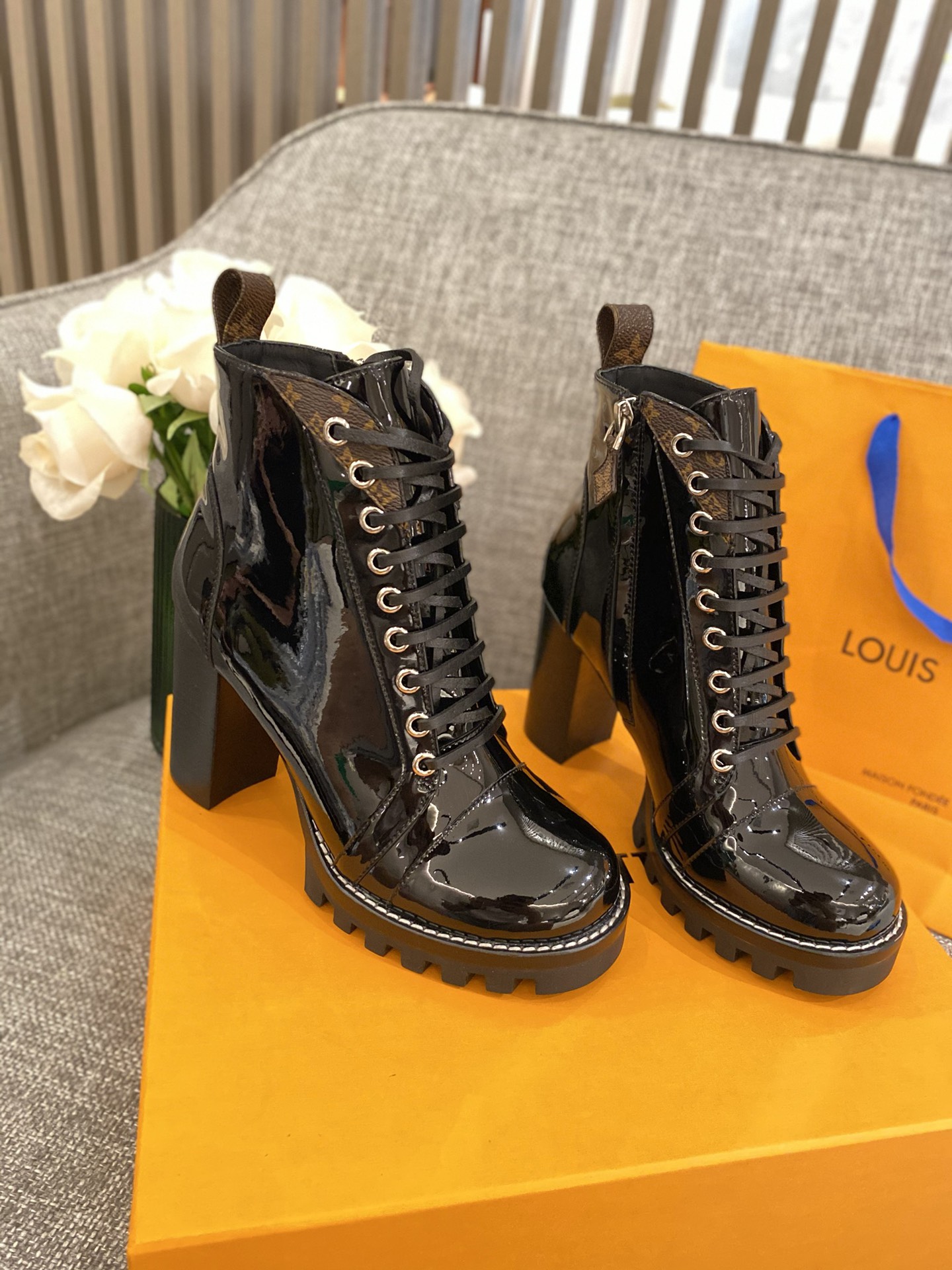 l**is V*t*n boots