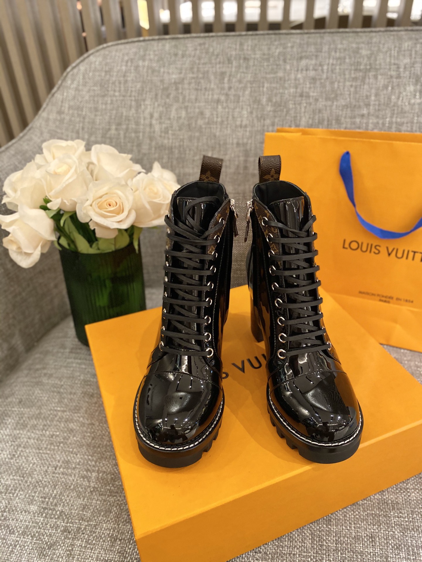 l**is V*t*n boots
