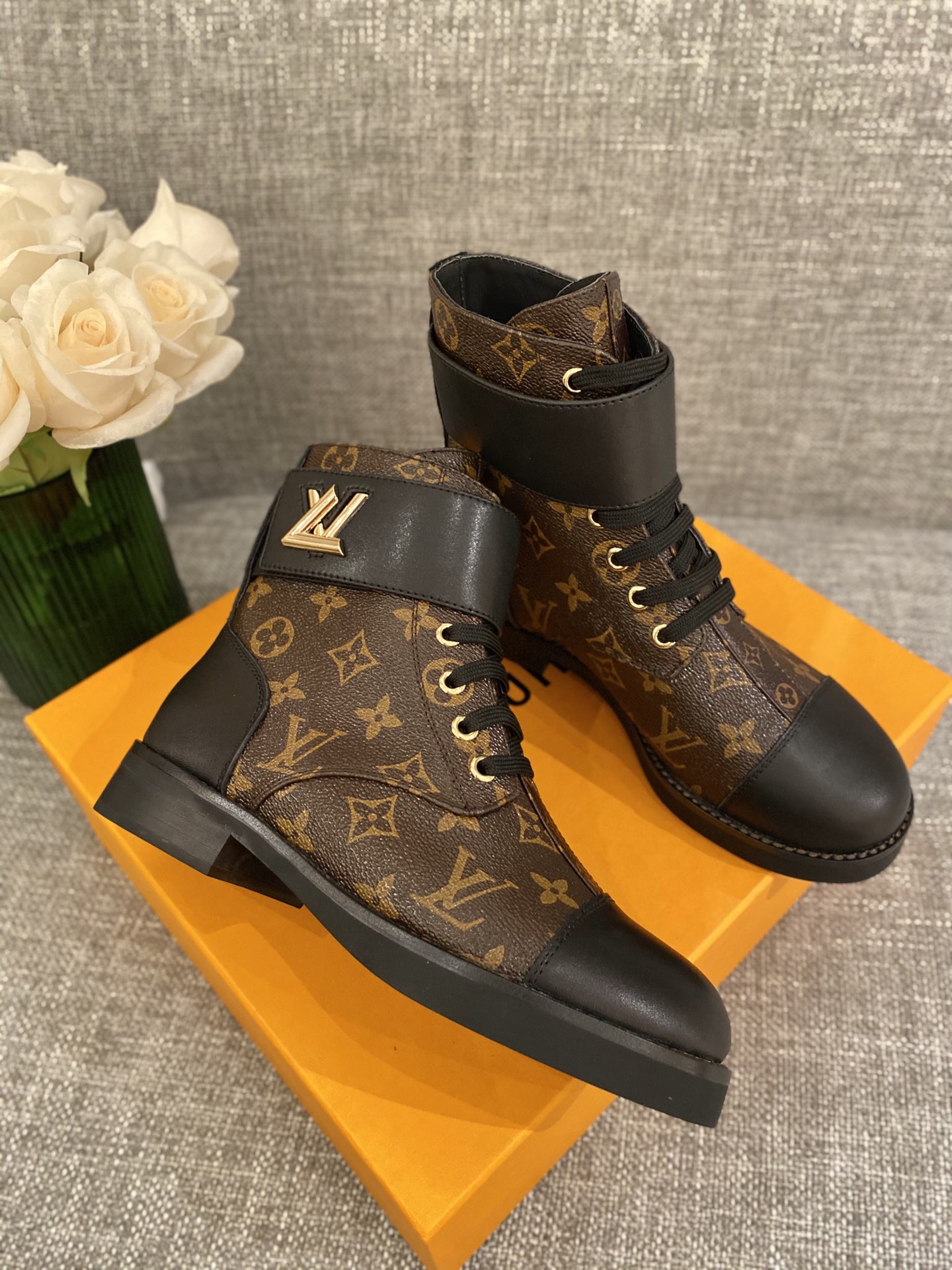 l**is V*t*n boots