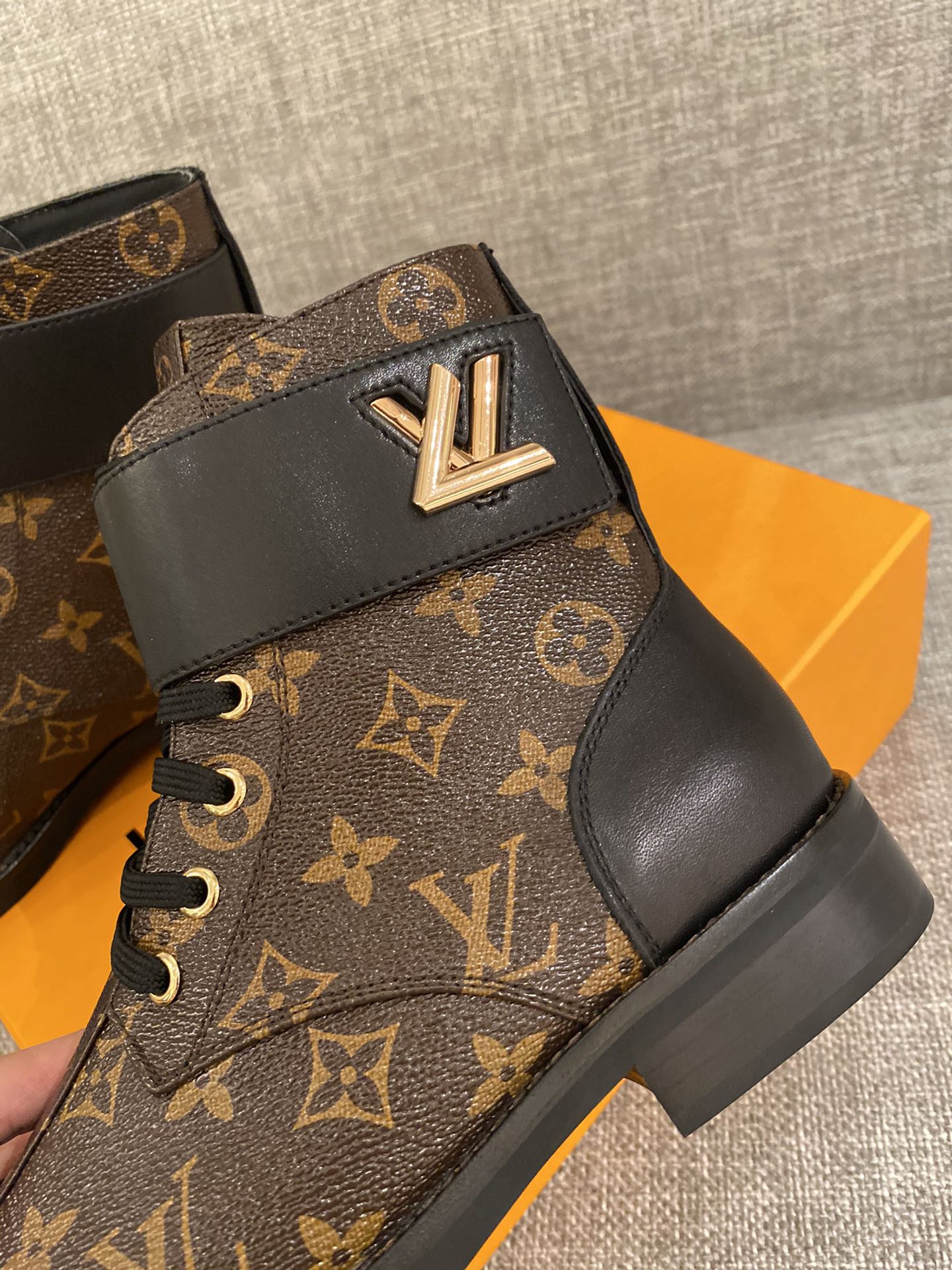 l**is V*t*n boots