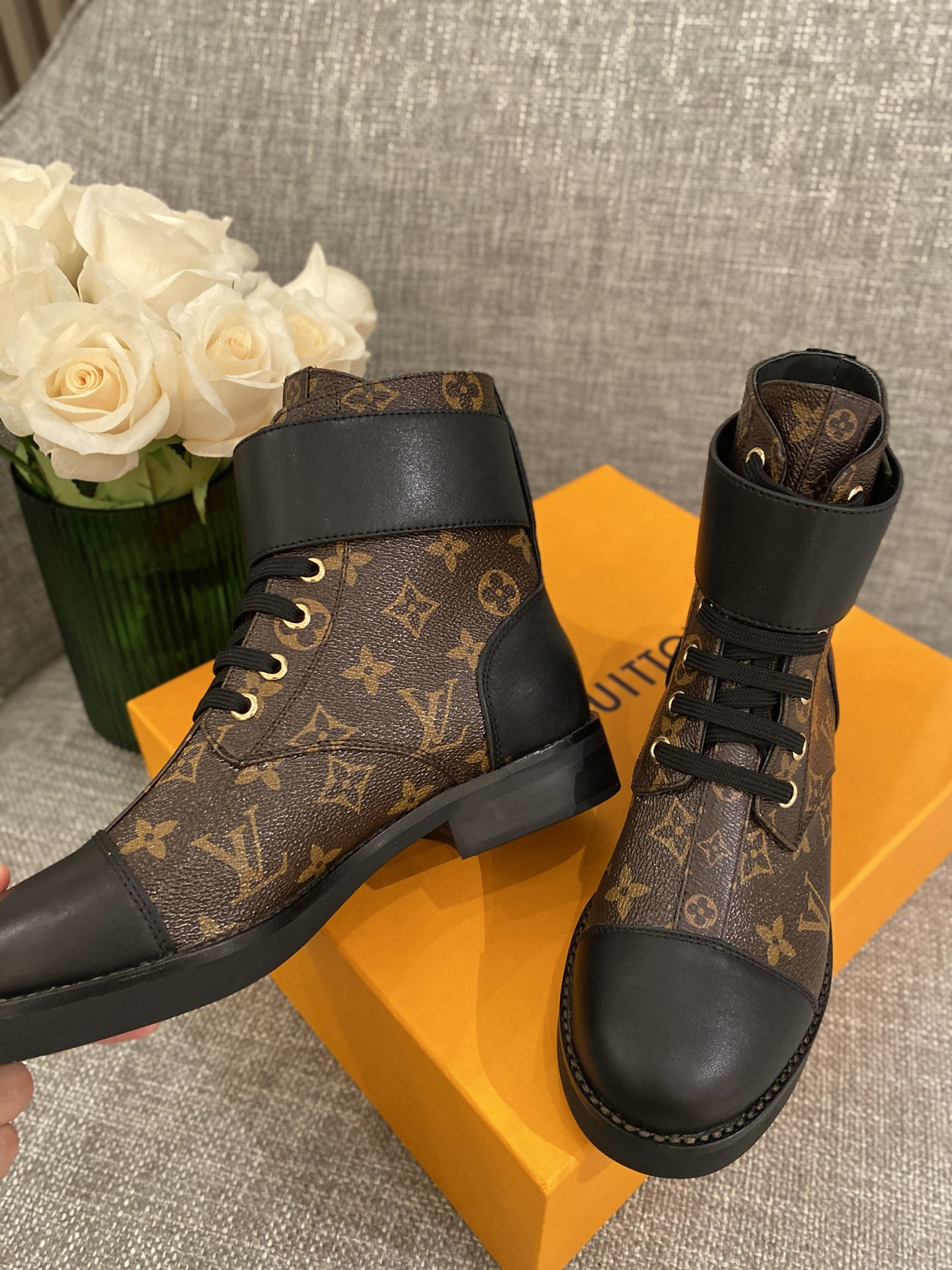 l**is V*t*n boots
