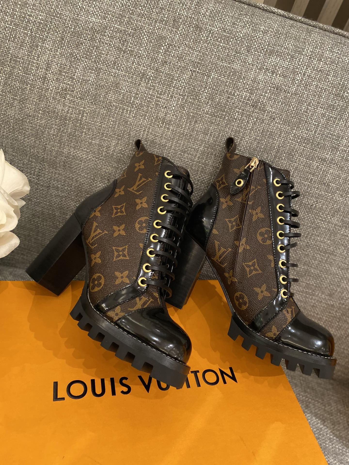 l**is V*t*n boots