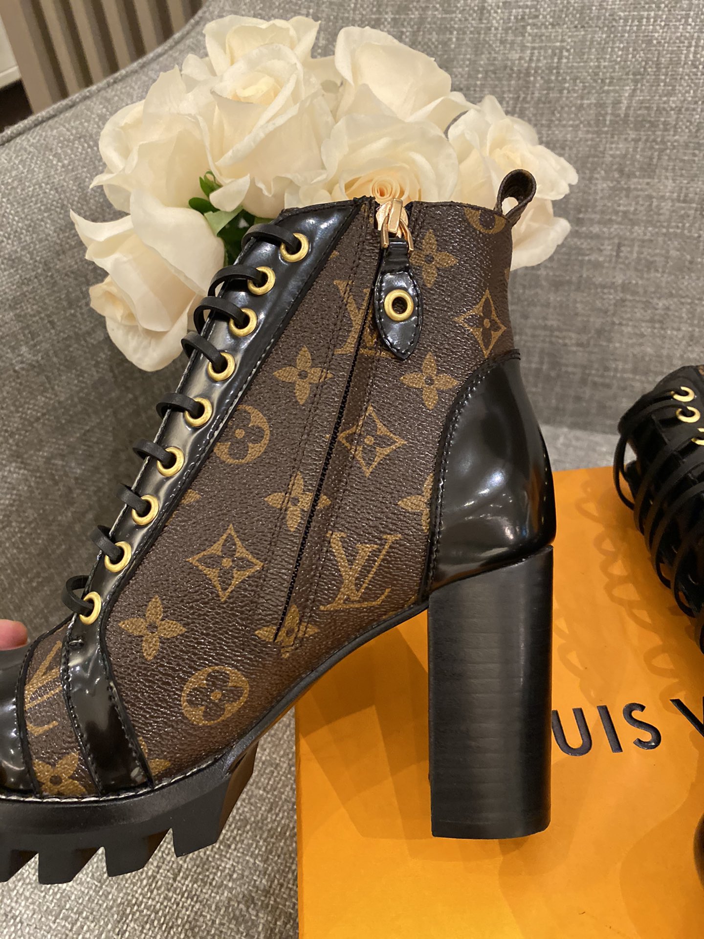 l**is V*t*n boots