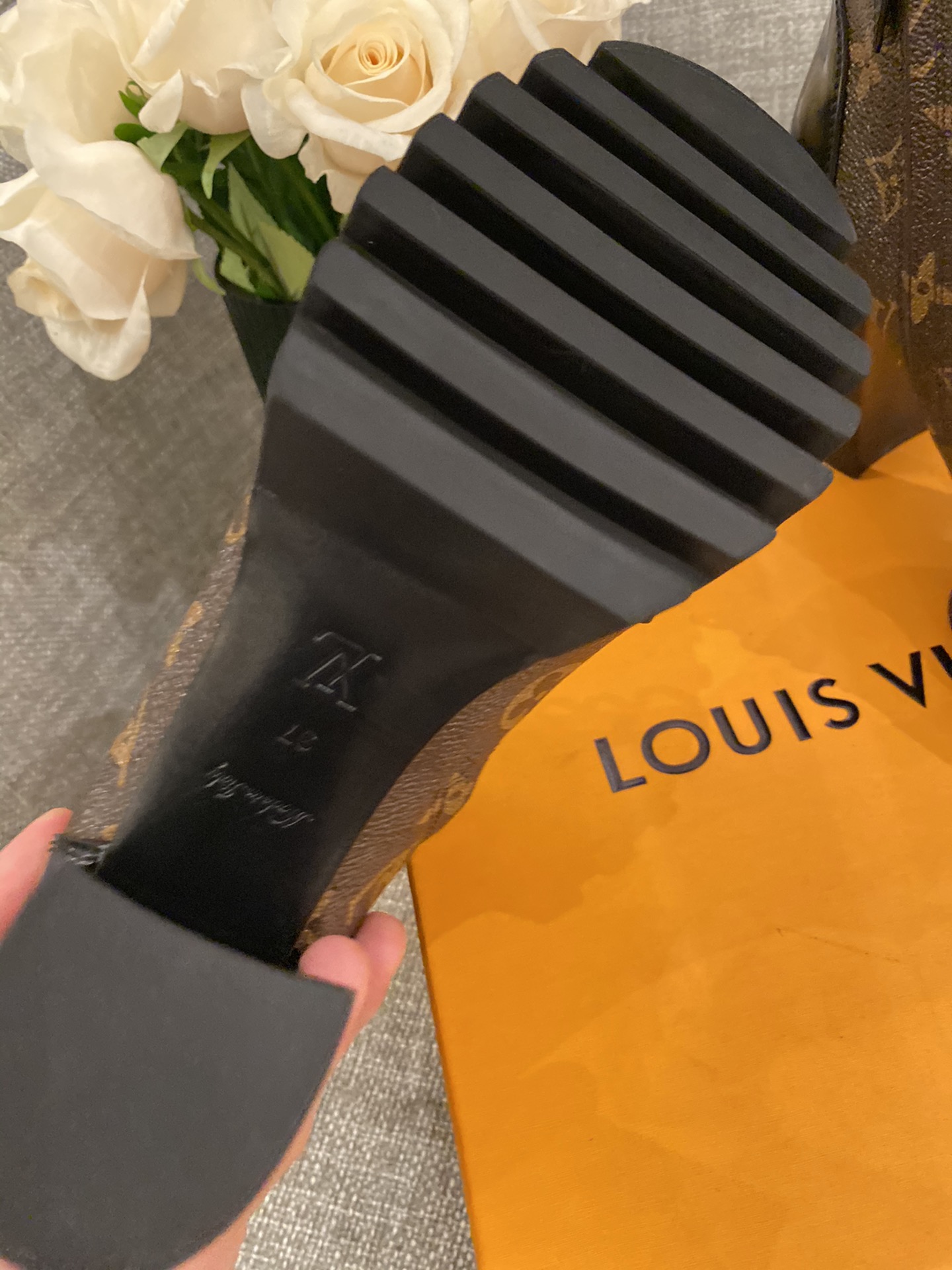 l**is V*t*n boots