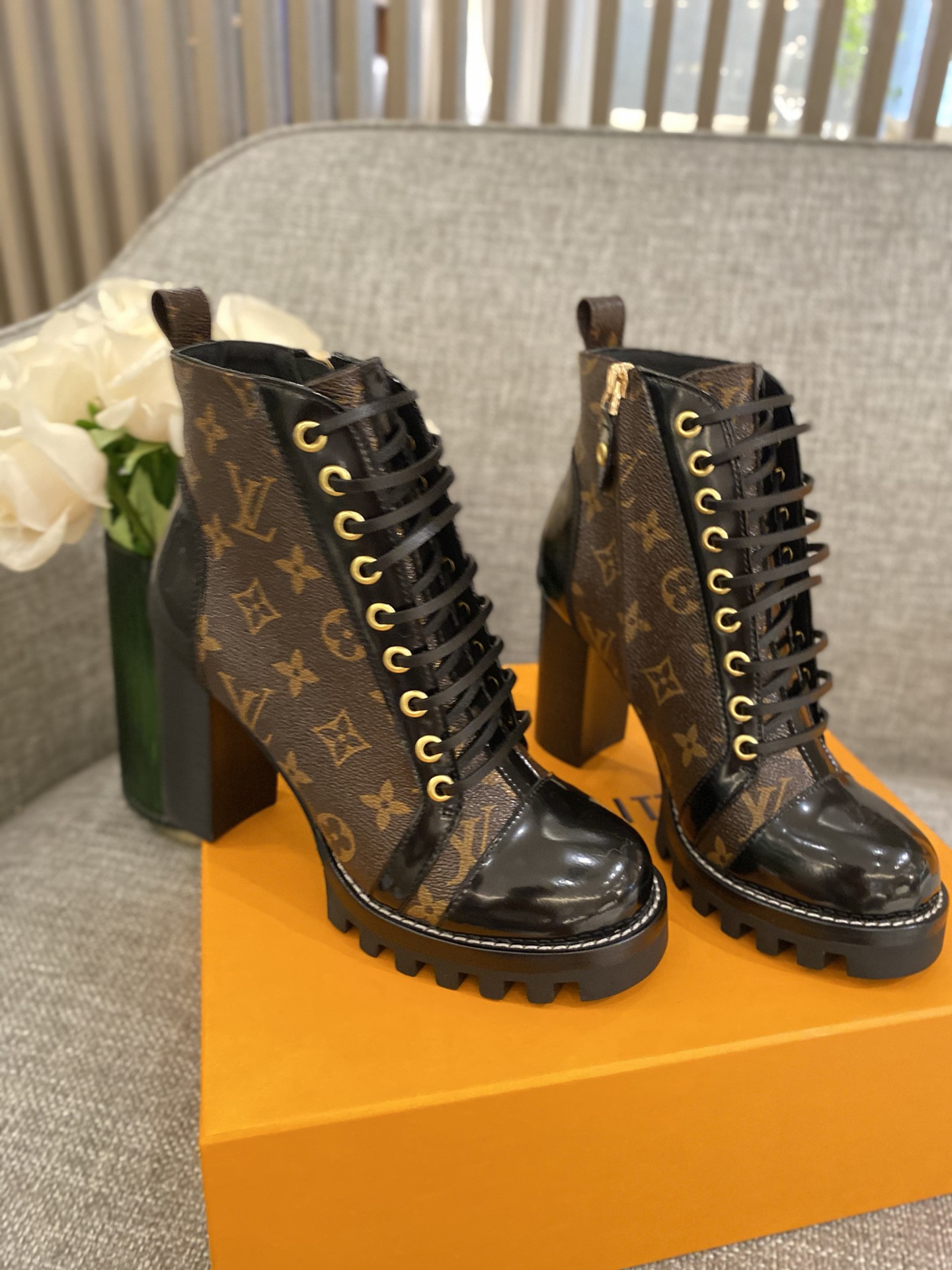 l**is V*t*n boots