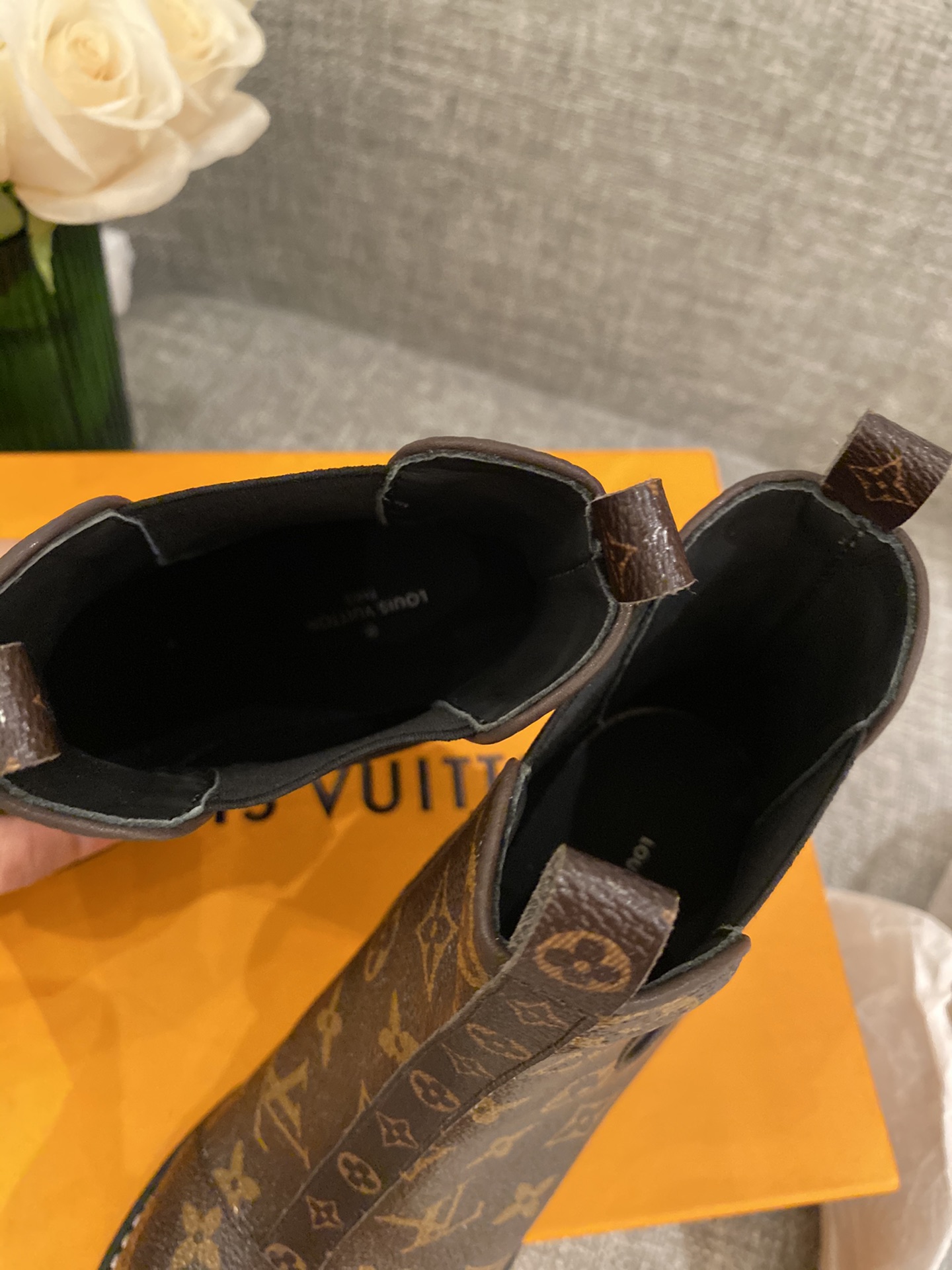 l**is V*t*n boots