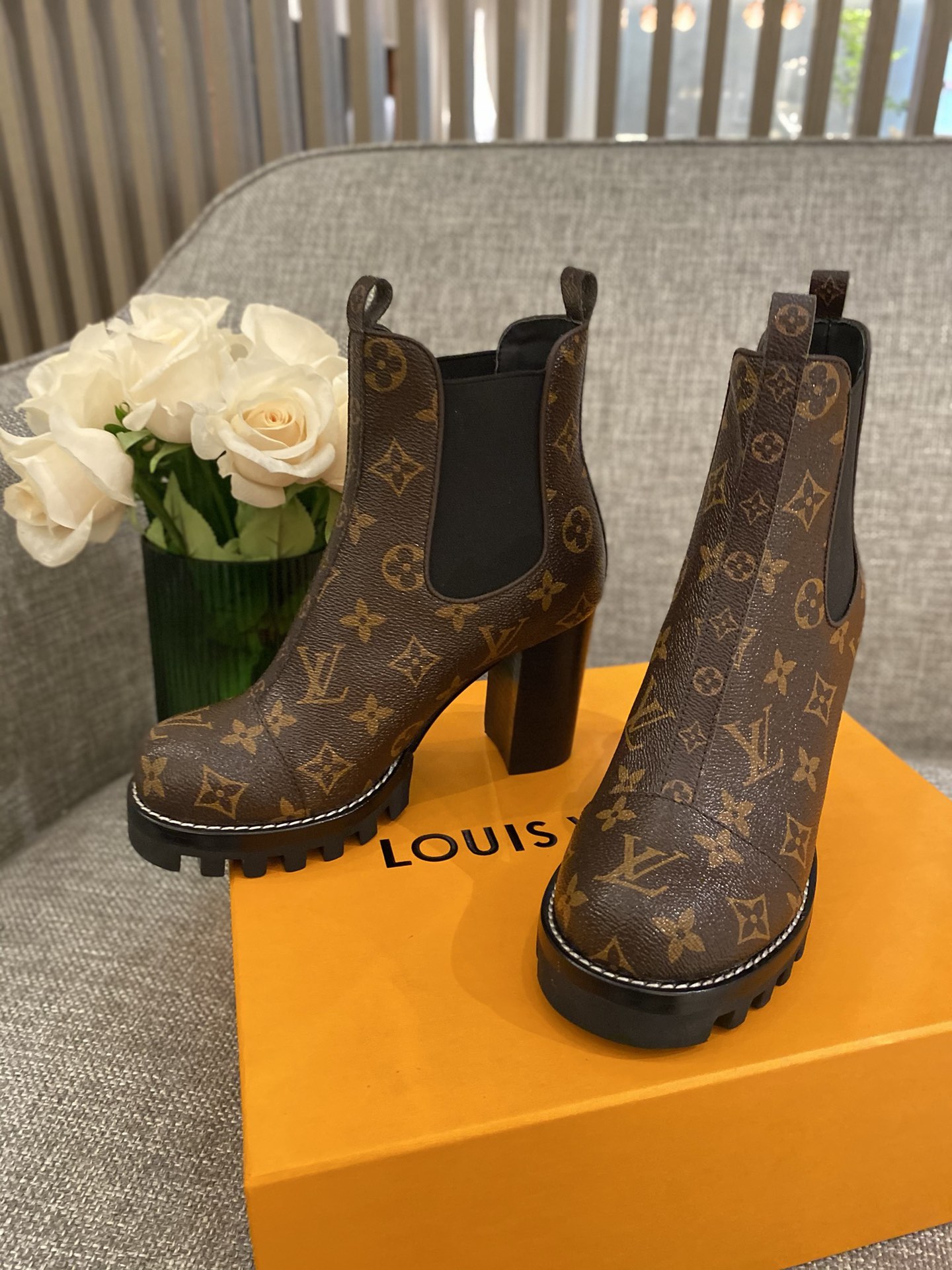l**is V*t*n boots