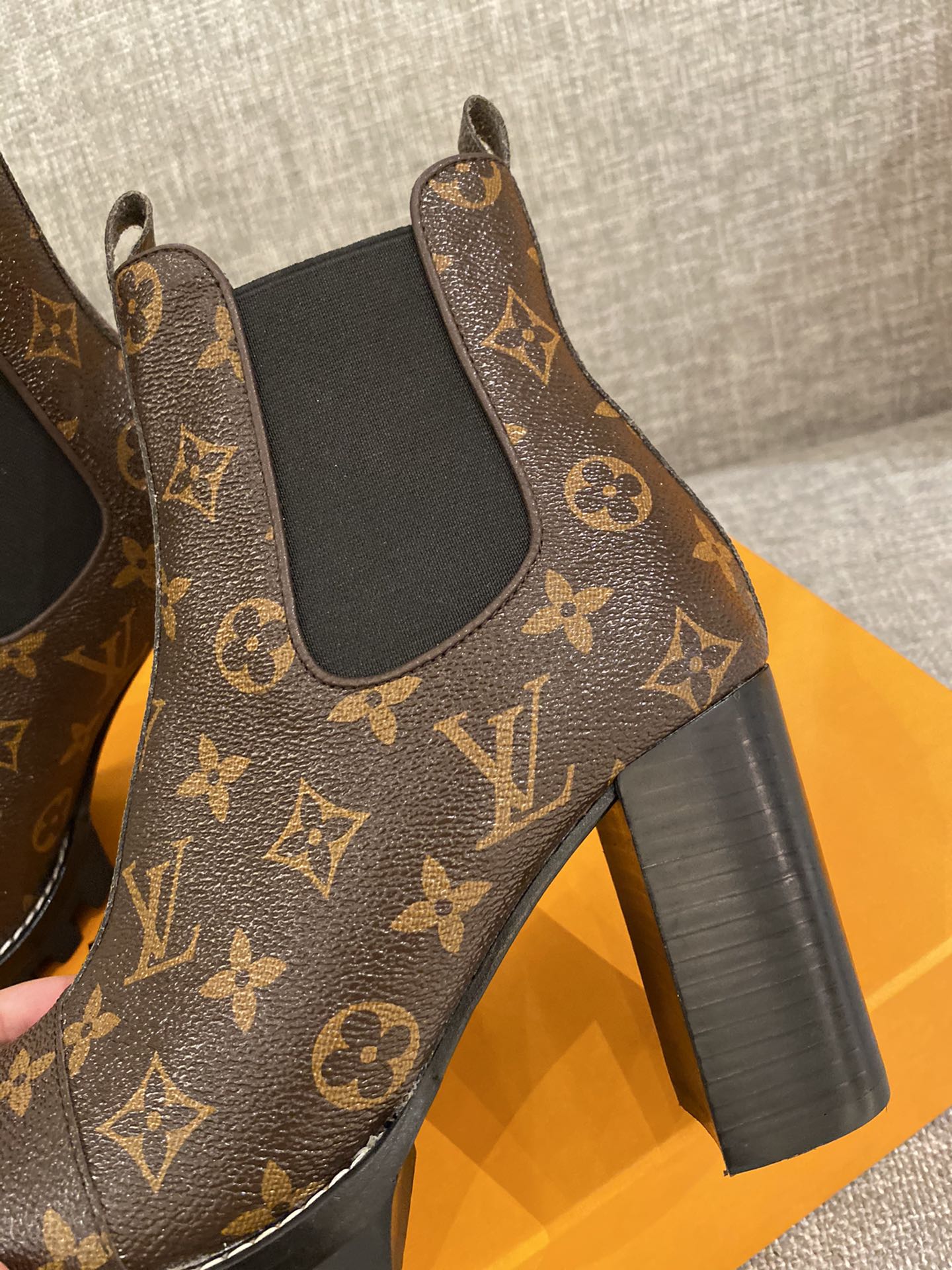 l**is V*t*n boots