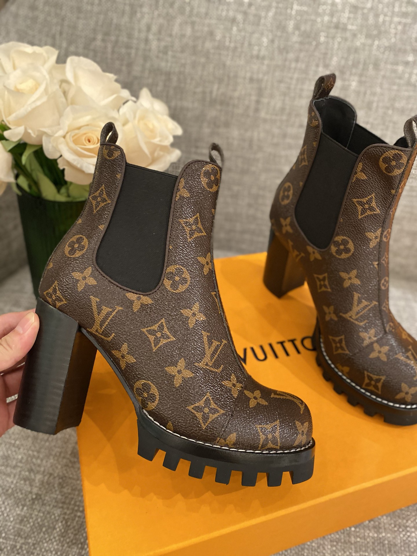 l**is V*t*n boots