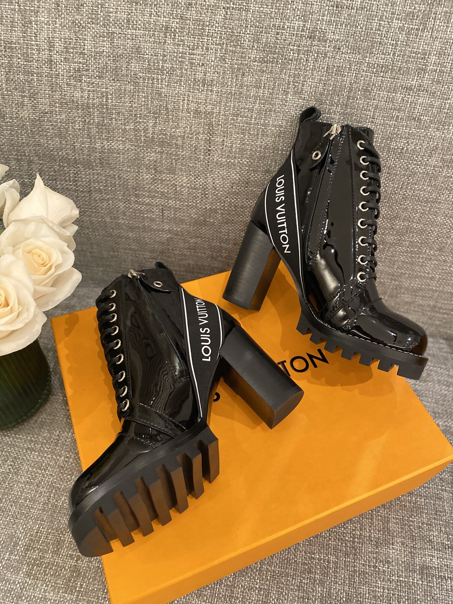 l**is V*t*n boots