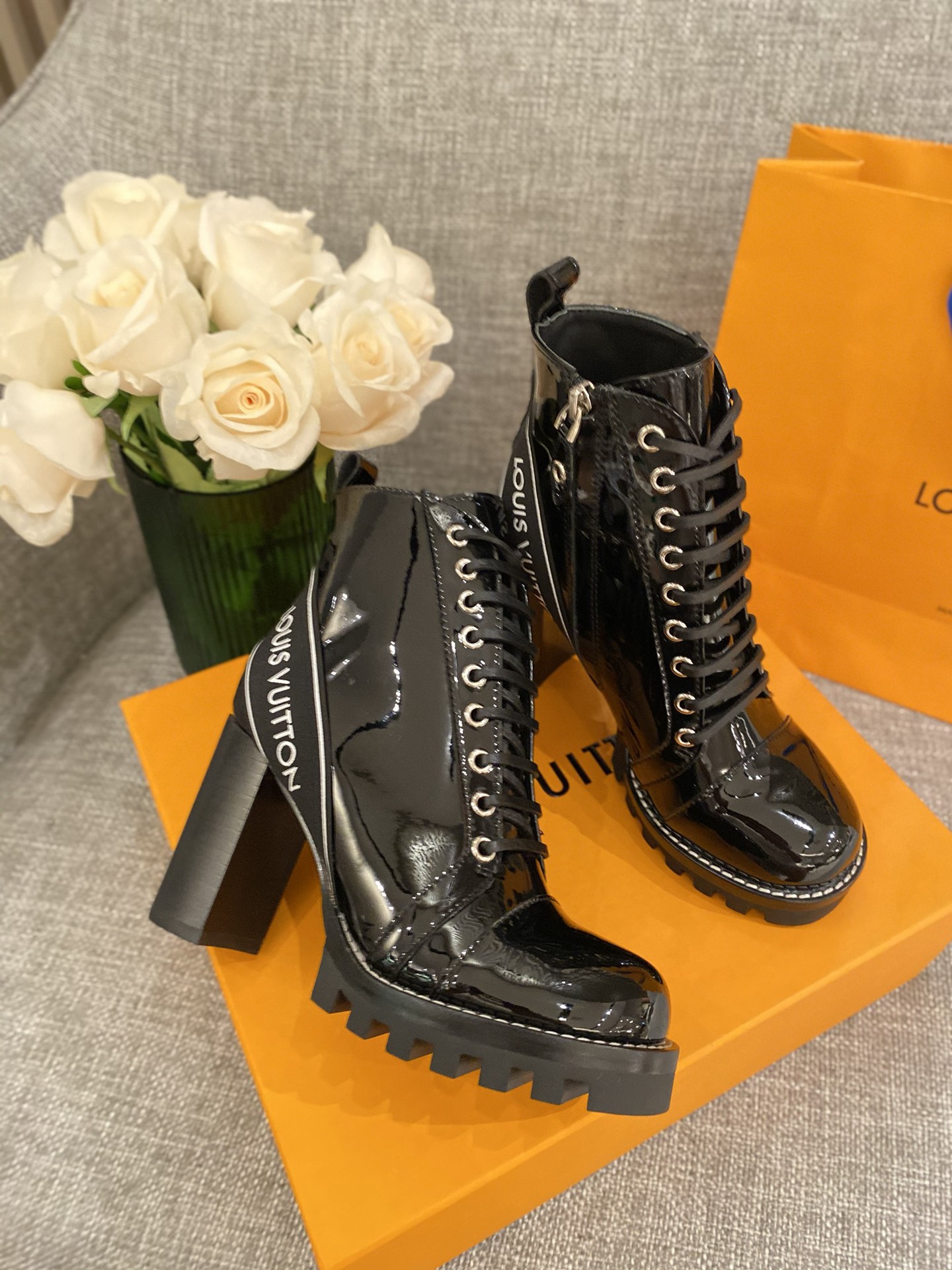l**is V*t*n boots