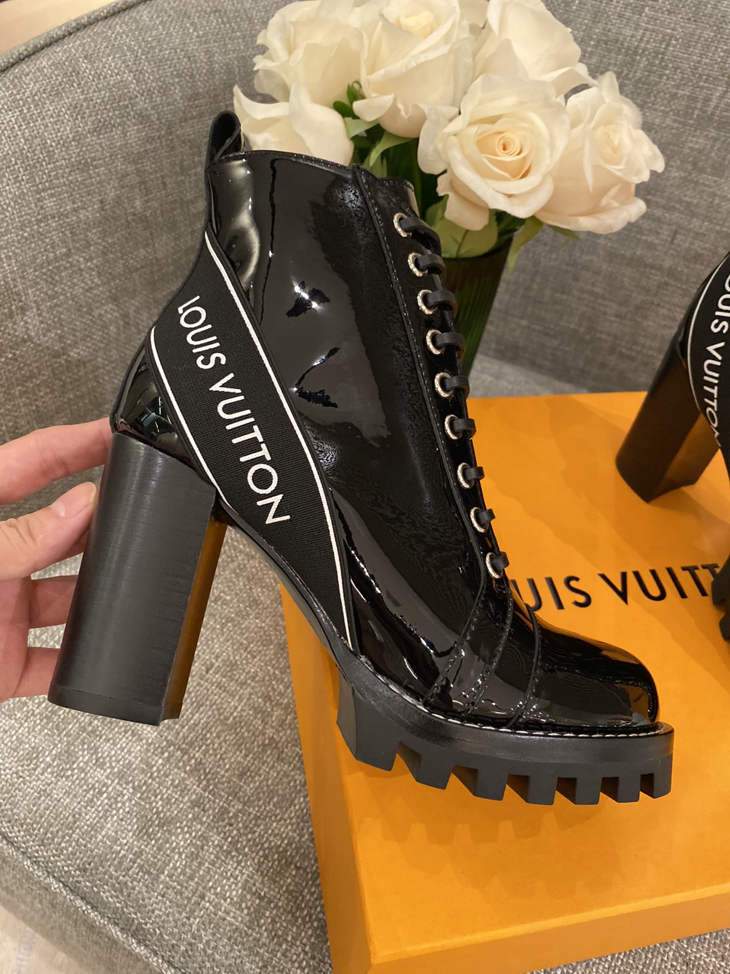 l**is V*t*n boots