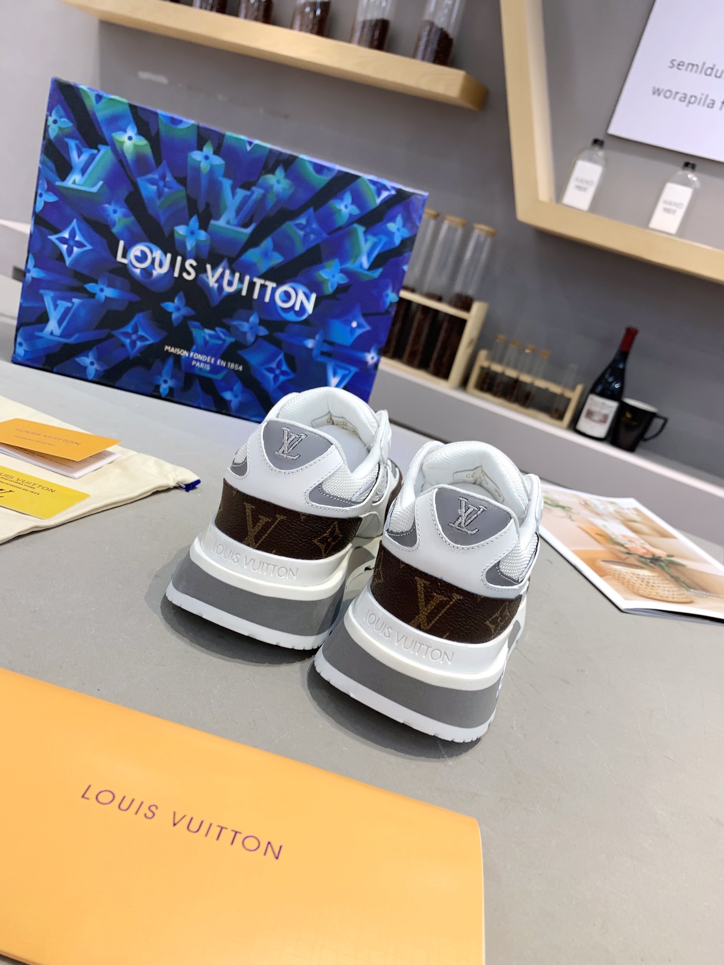 l**is V*t*n sneakers