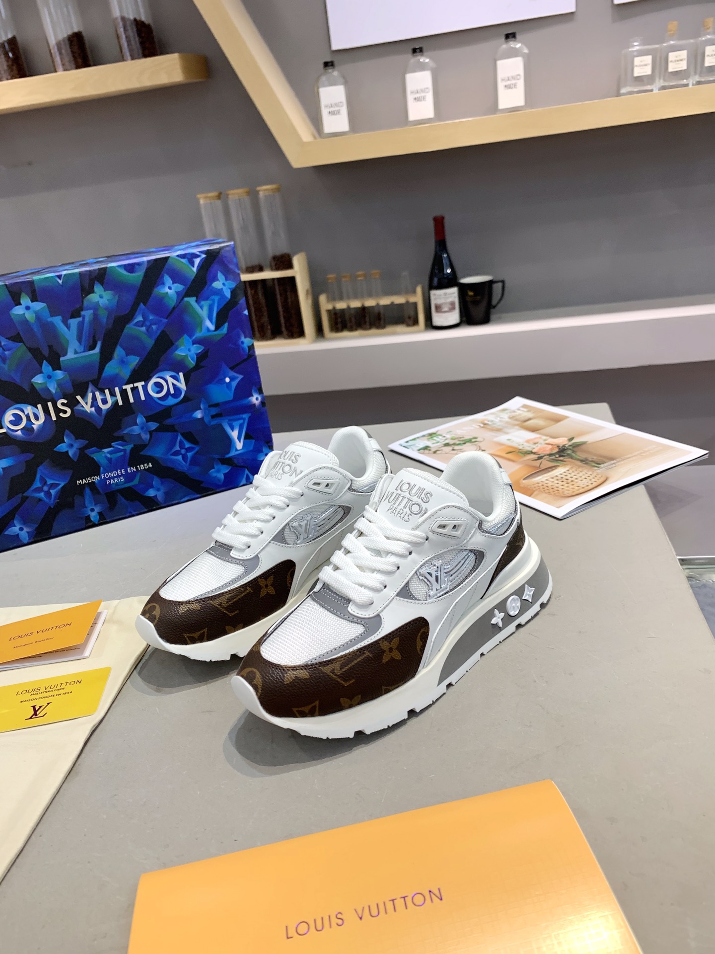 l**is V*t*n sneakers