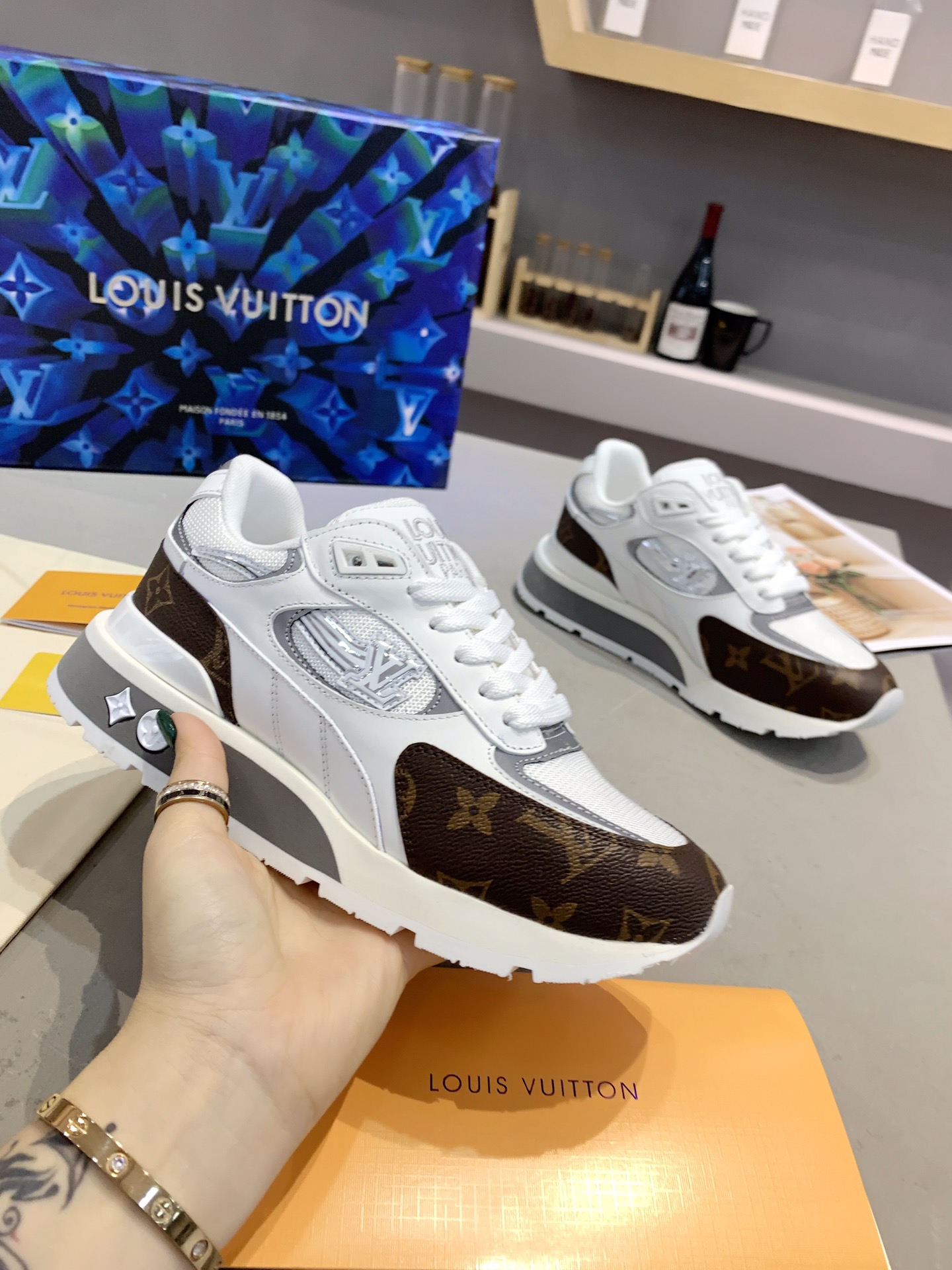 l**is V*t*n sneakers