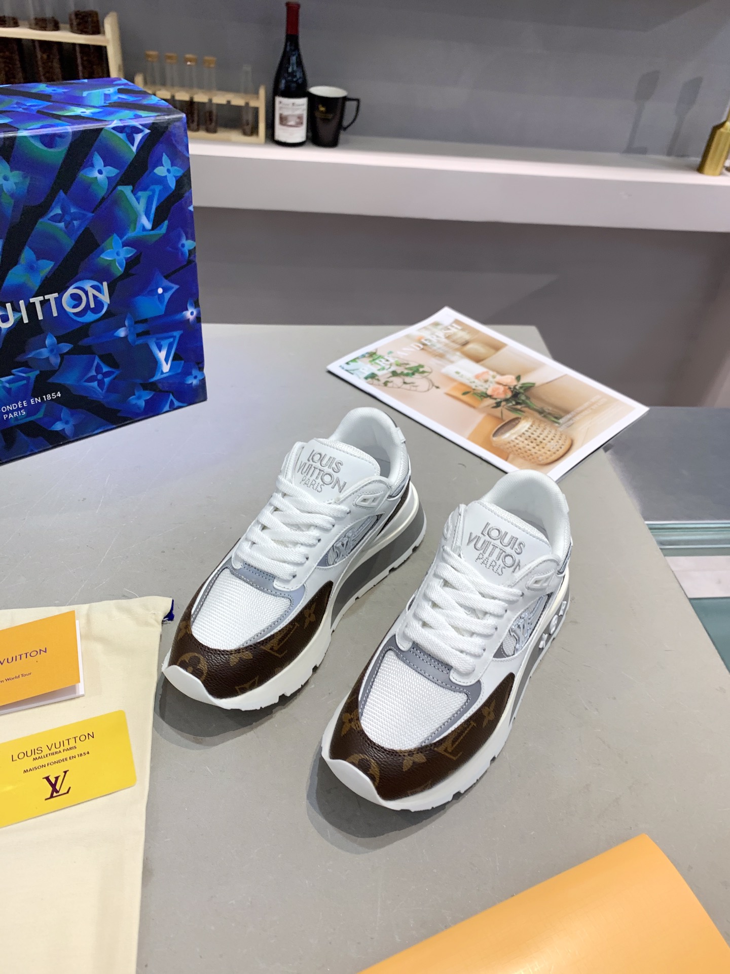 l**is V*t*n sneakers