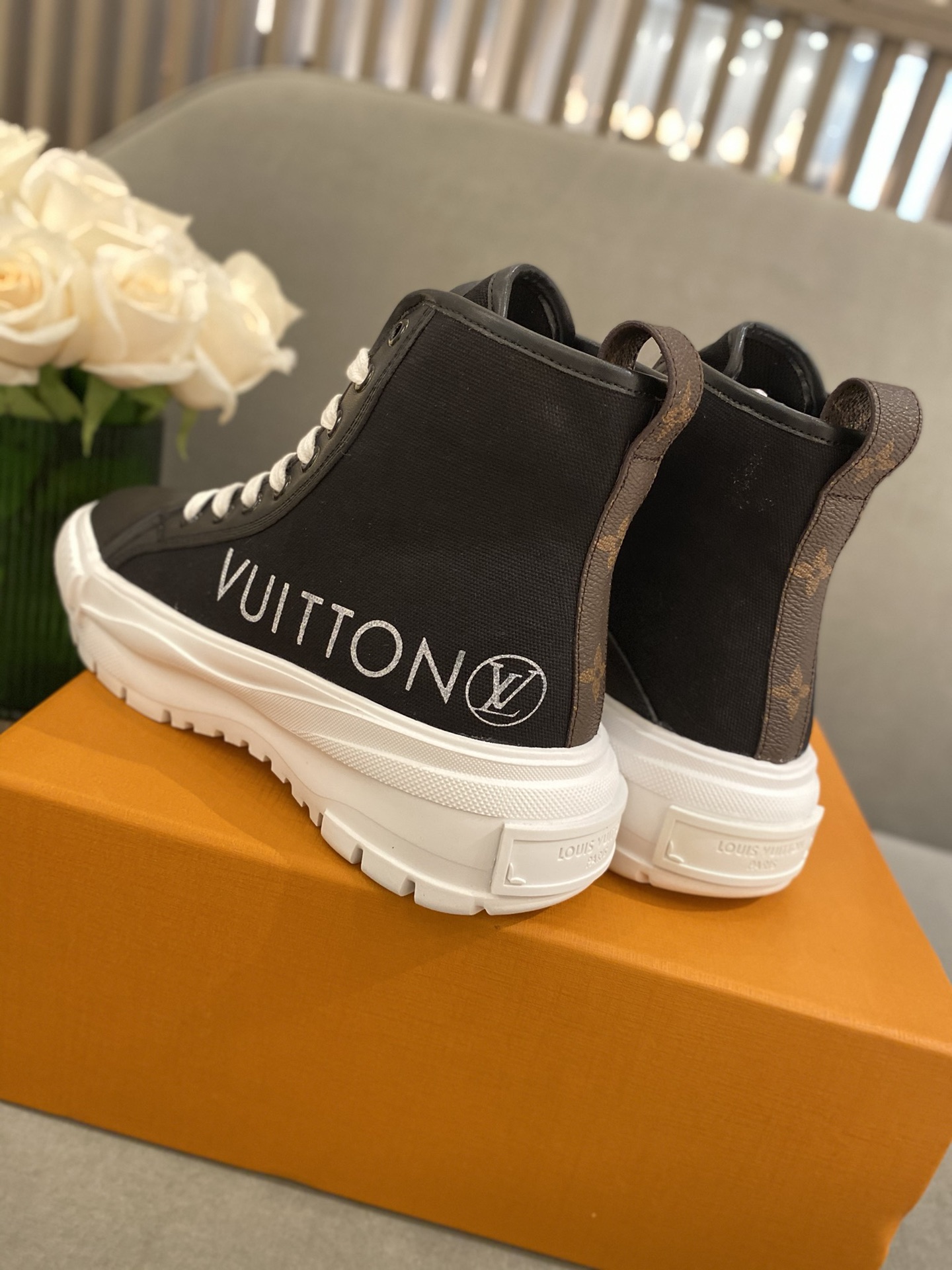 l**is V*t*n sneakers(eu35-41)