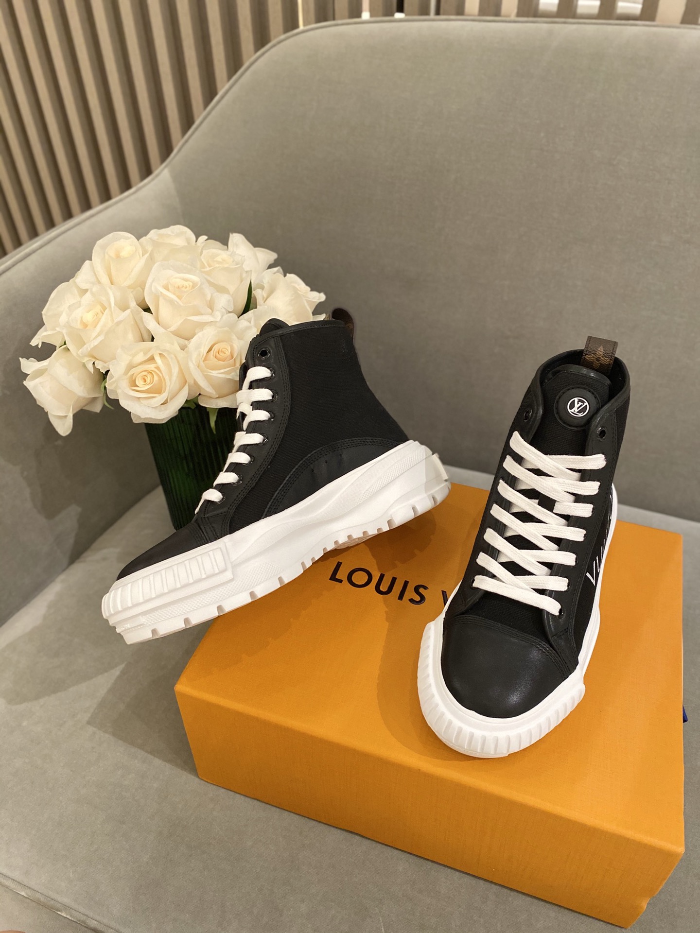 l**is V*t*n sneakers(eu35-41)