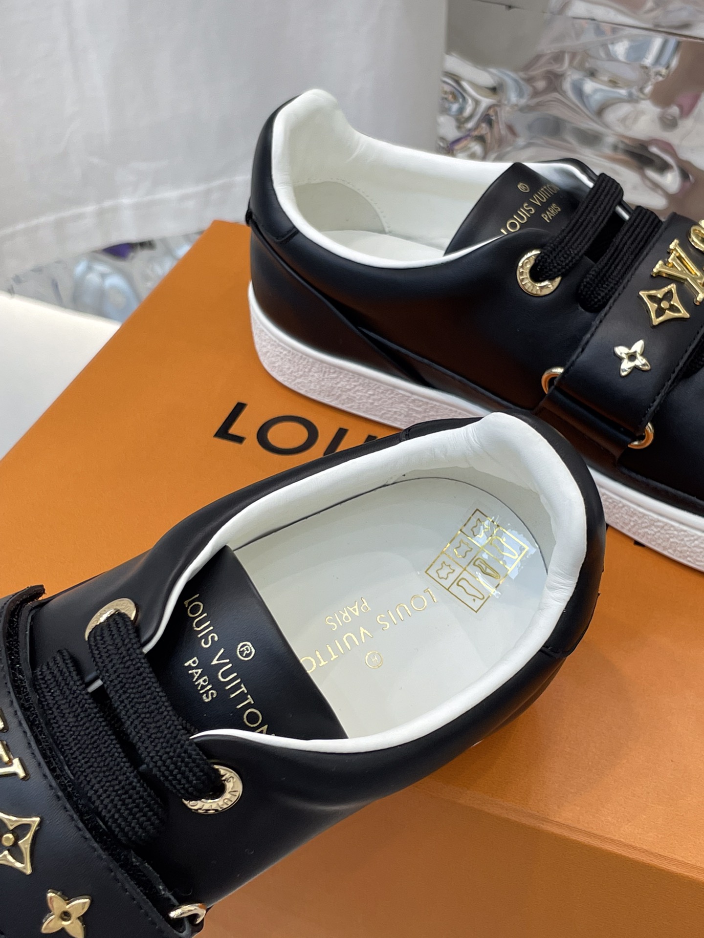 l**is V*t*n sneakers
