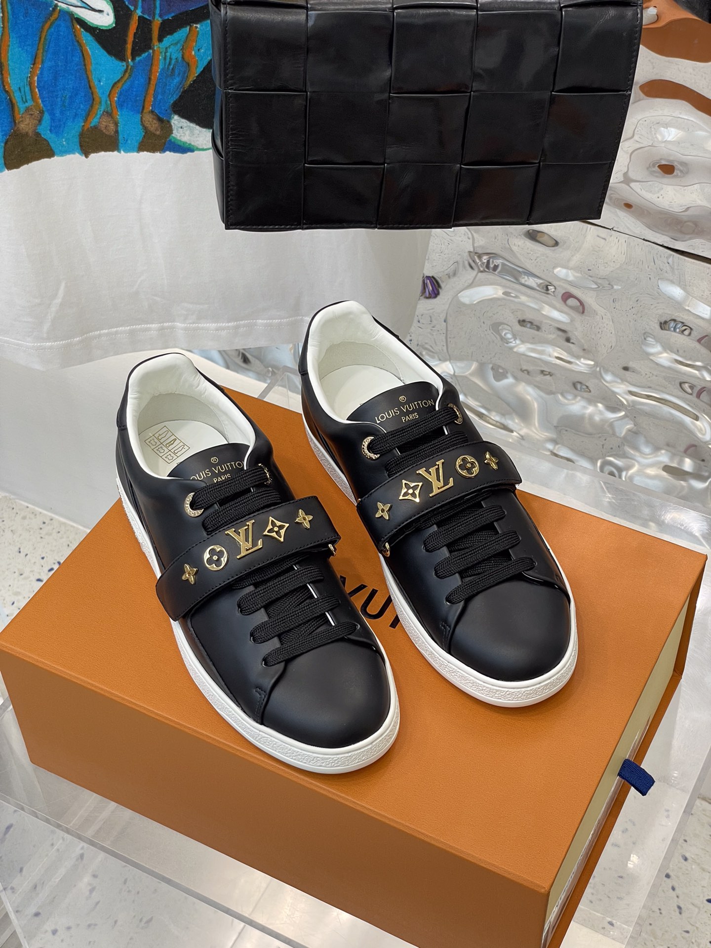 l**is V*t*n sneakers