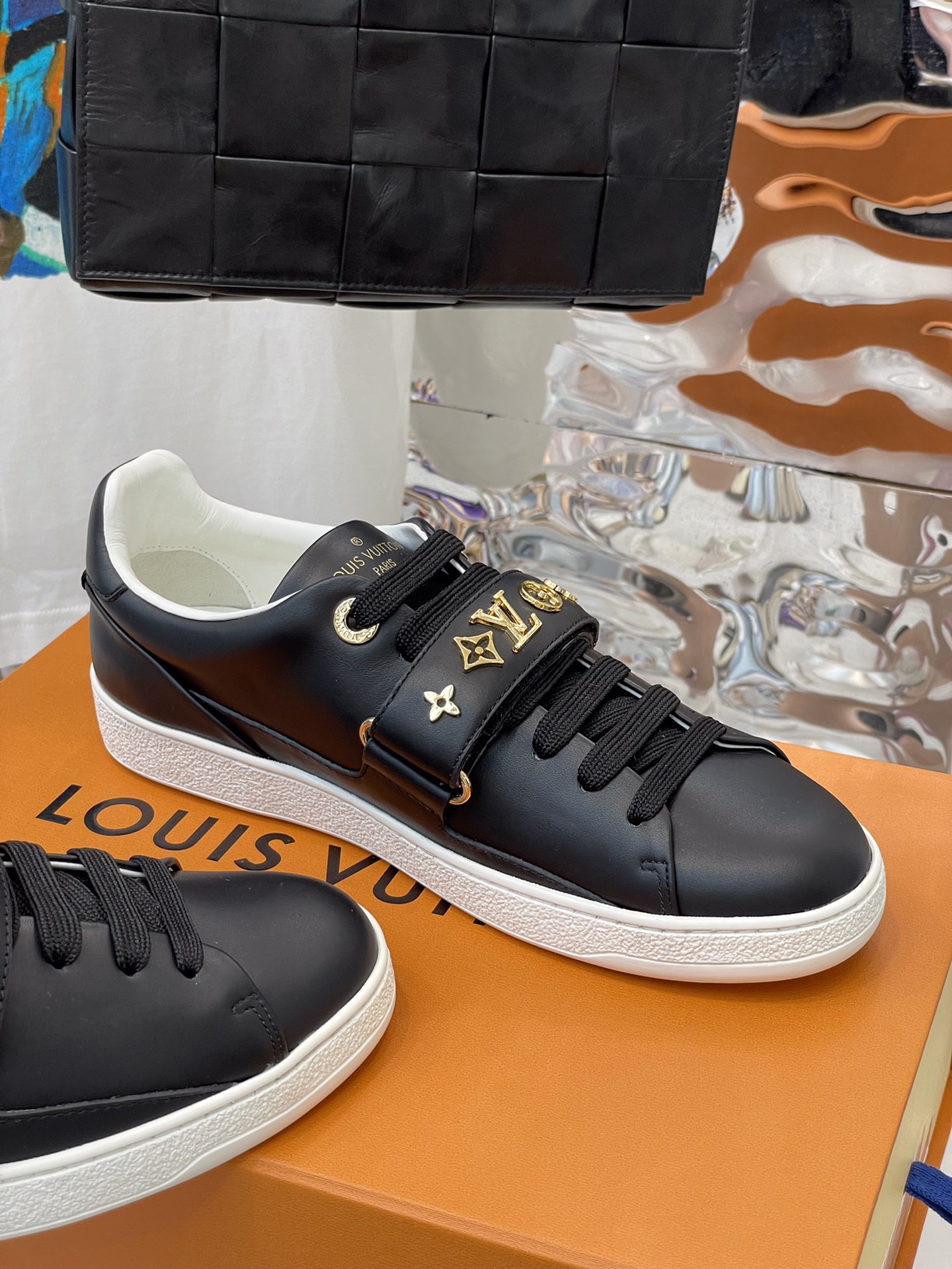 l**is V*t*n sneakers