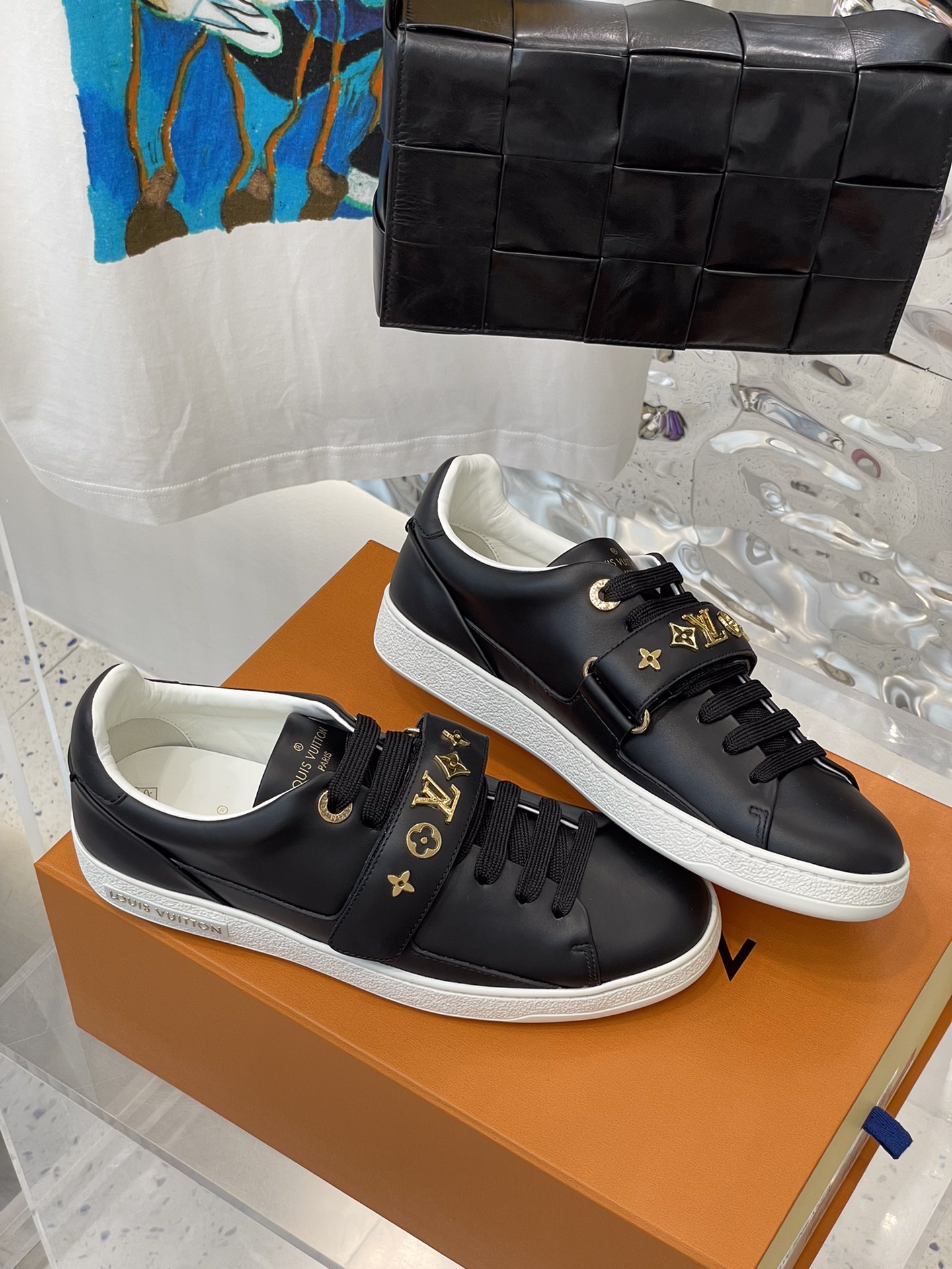 l**is V*t*n sneakers