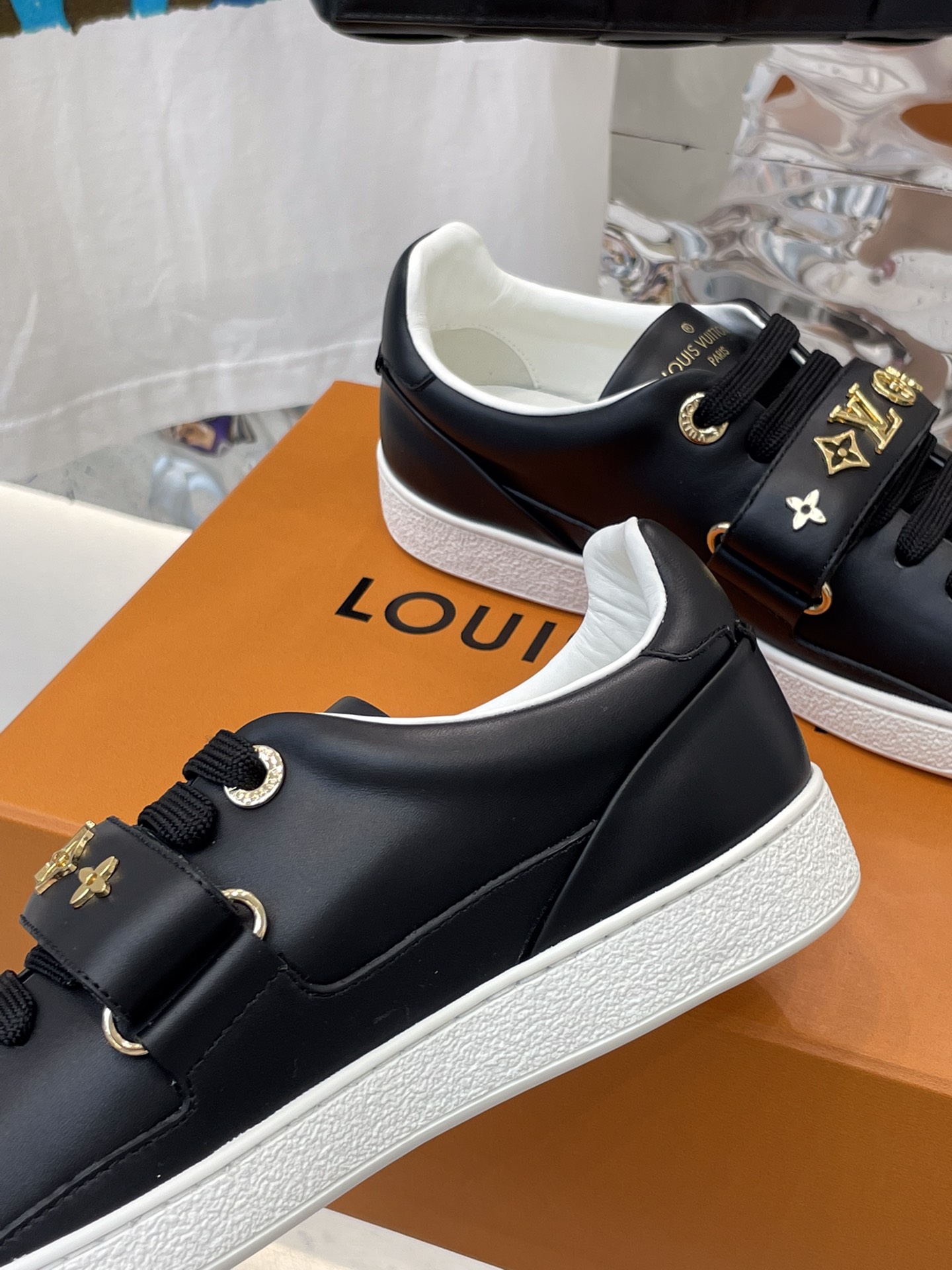 l**is V*t*n sneakers