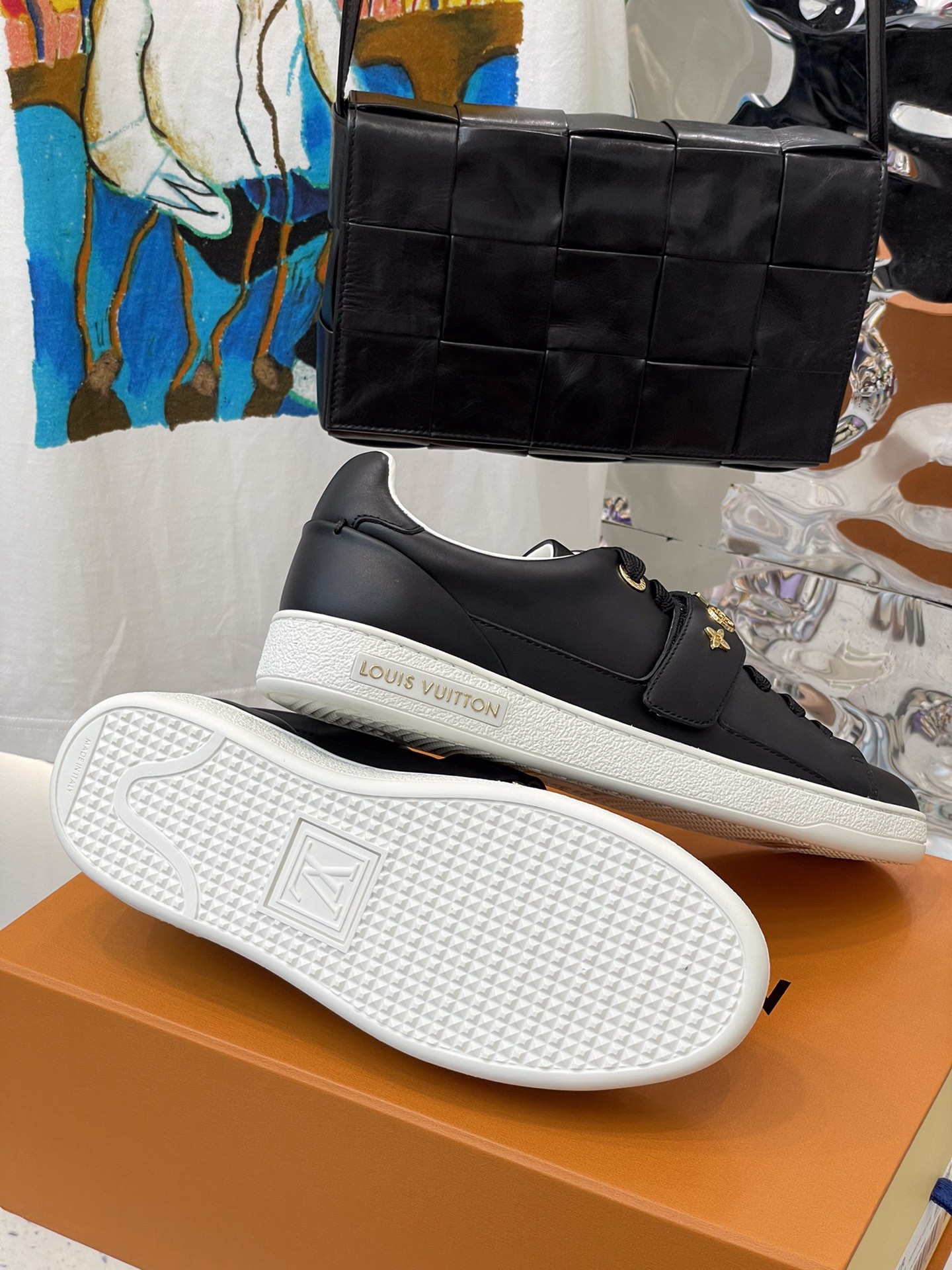l**is V*t*n sneakers